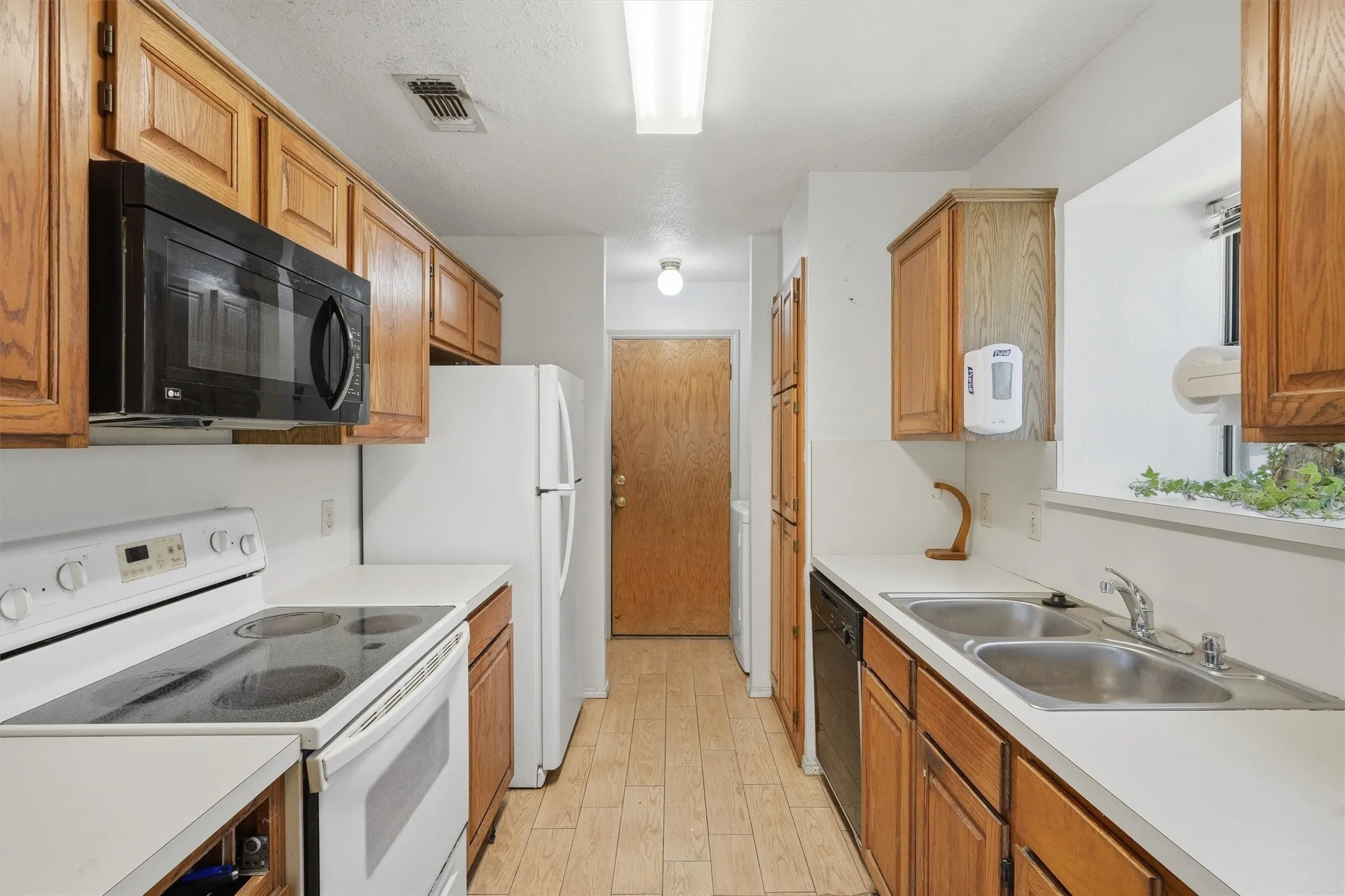 Single Family Residence For Sale in Tarrant County , 6207 Declaration Drive, Arlington, Texas 76002, 3 Bedroom, 2 Bathroom, 2 Garage spaces, 1,200 Sqft, built in 1986, mls#21355440, Real Estate Agent in Arlington, Homes For Sale in Tarrant county, Homes For Sale in Arlington, Realtor in Arlington Texas, Real Estate Brokerage Independent Realty Texas, Luminita Cordes Realtor