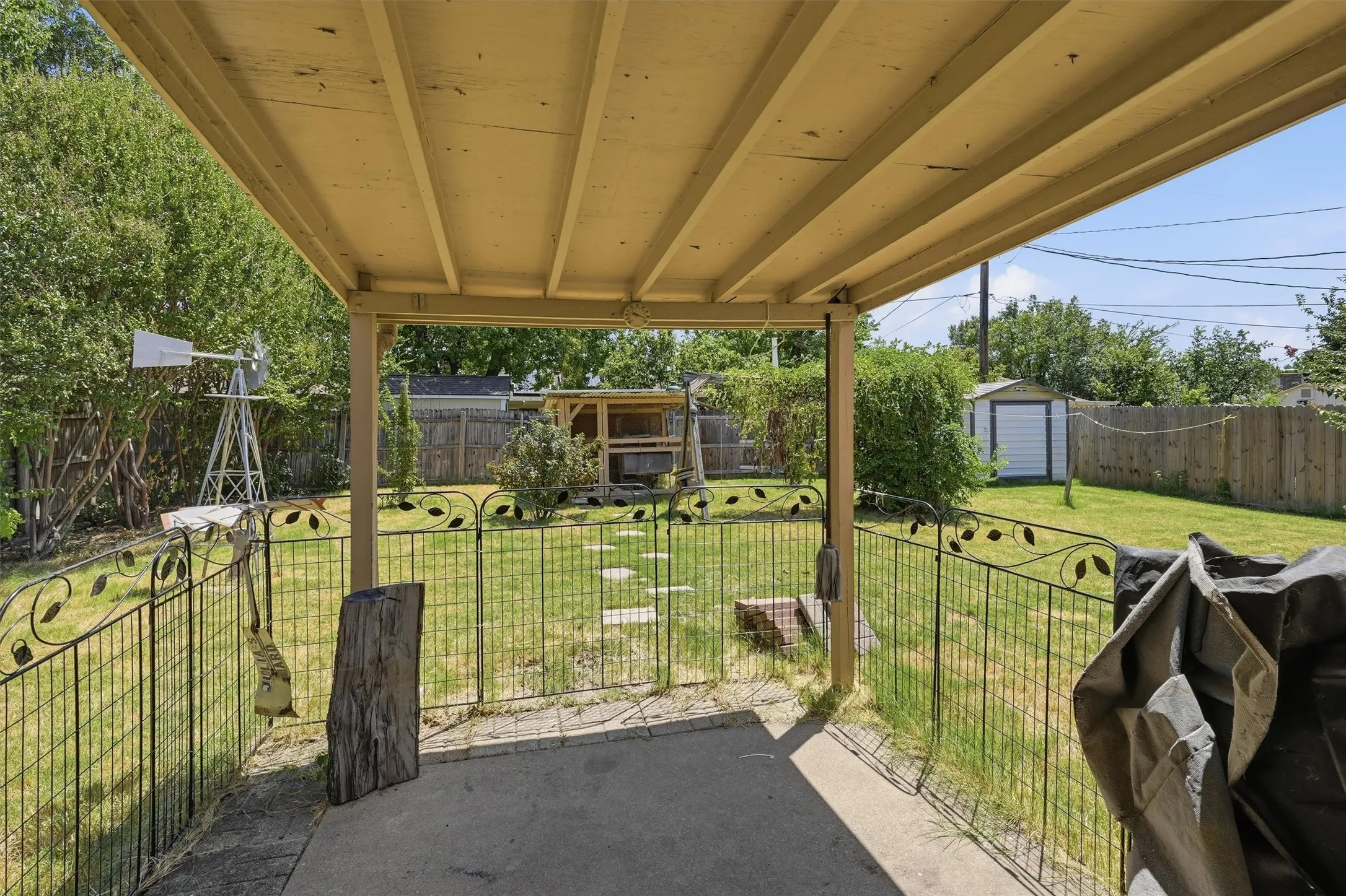 Single Family Residence For Sale in Tarrant County , 6207 Declaration Drive, Arlington, Texas 76002, 3 Bedroom, 2 Bathroom, 2 Garage spaces, 1,200 Sqft, built in 1986, mls#21355440, Real Estate Agent in Arlington, Homes For Sale in Tarrant county, Homes For Sale in Arlington, Realtor in Arlington Texas, Real Estate Brokerage Independent Realty Texas, Luminita Cordes Realtor
