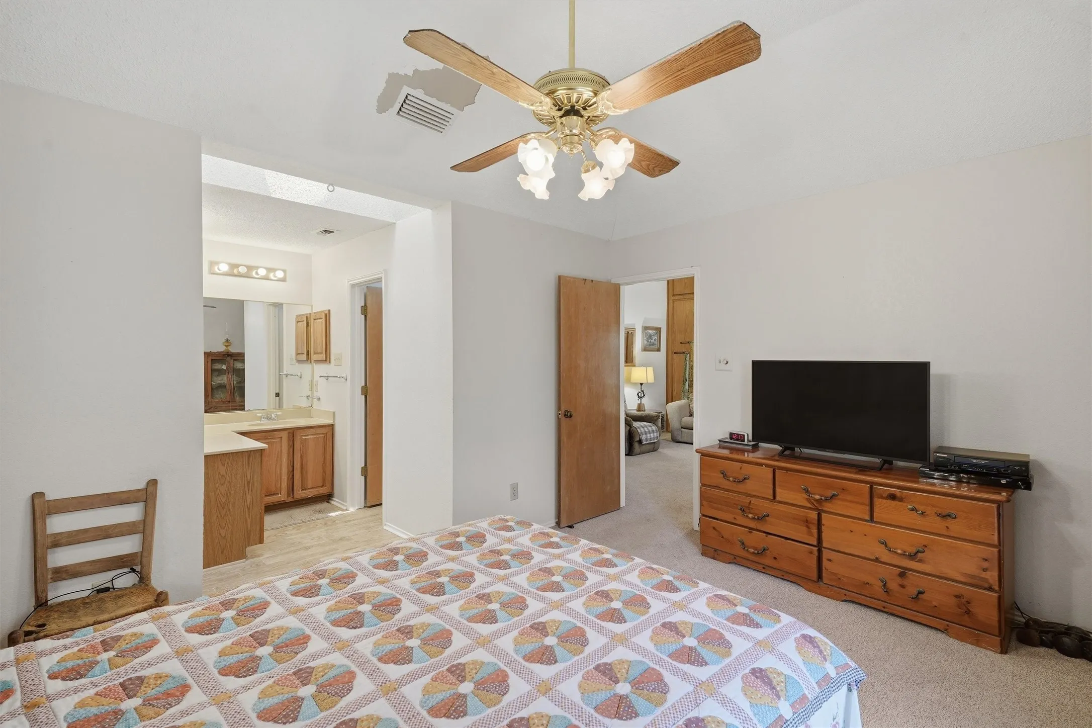 Single Family Residence For Sale in Tarrant County , 6207 Declaration Drive, Arlington, Texas 76002, 3 Bedroom, 2 Bathroom, 2 Garage spaces, 1,200 Sqft, built in 1986, mls#21355440, Real Estate Agent in Arlington, Homes For Sale in Tarrant county, Homes For Sale in Arlington, Realtor in Arlington Texas, Real Estate Brokerage Independent Realty Texas, Luminita Cordes Realtor
