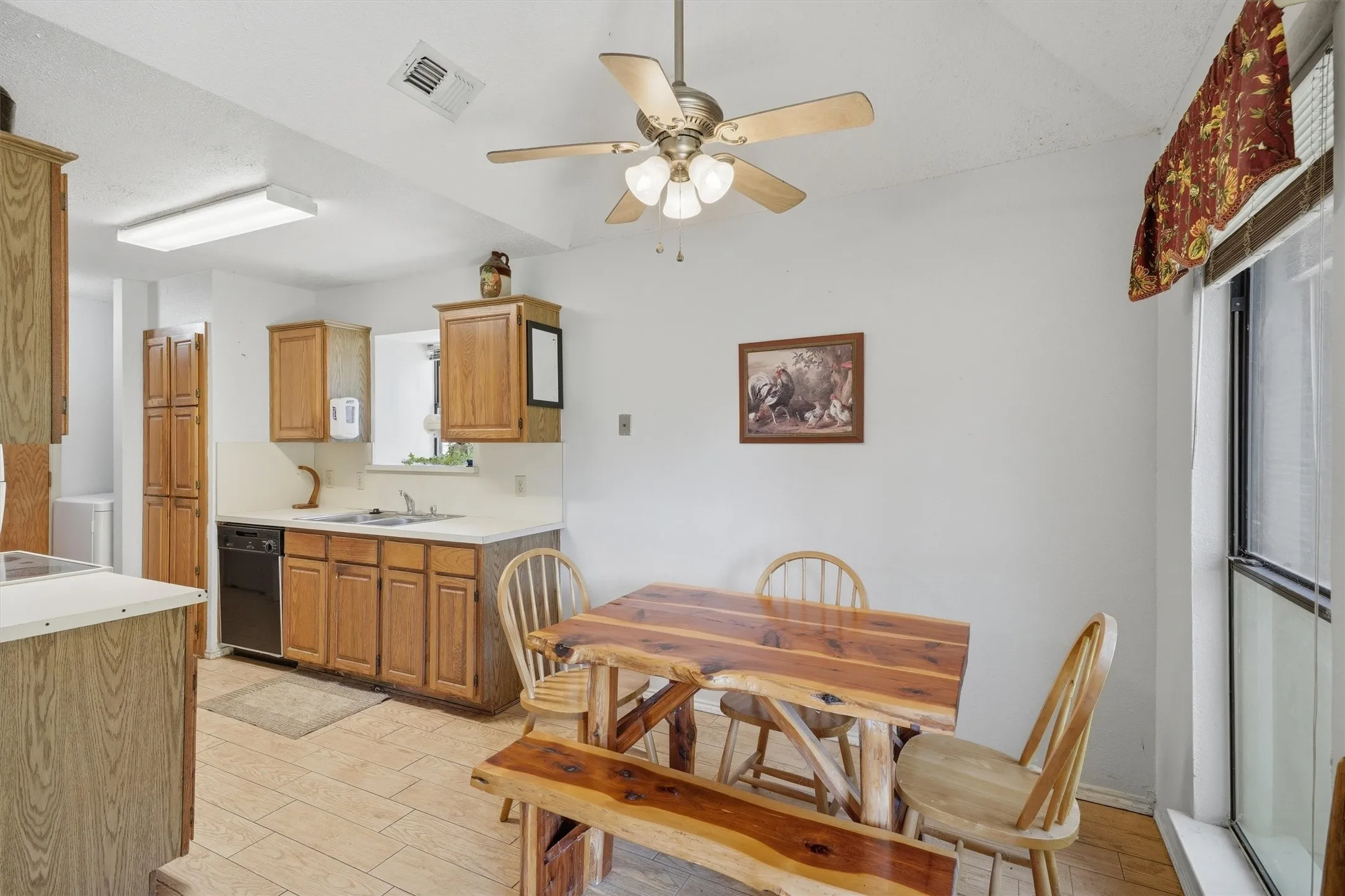 Single Family Residence For Sale in Tarrant County , 6207 Declaration Drive, Arlington, Texas 76002, 3 Bedroom, 2 Bathroom, 2 Garage spaces, 1,200 Sqft, built in 1986, mls#21355440, Real Estate Agent in Arlington, Homes For Sale in Tarrant county, Homes For Sale in Arlington, Realtor in Arlington Texas, Real Estate Brokerage Independent Realty Texas, Luminita Cordes Realtor