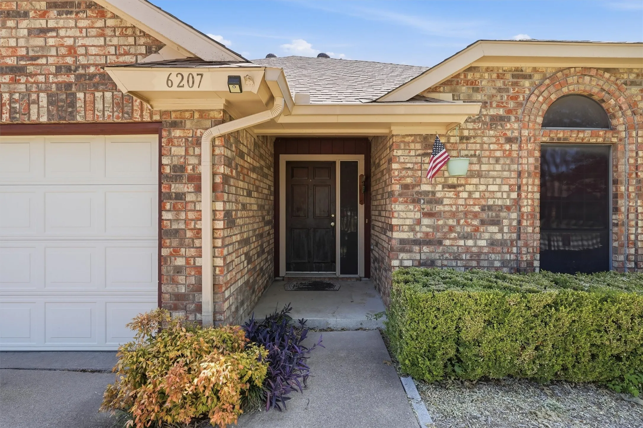 Single Family Residence For Sale in Tarrant County , 6207 Declaration Drive, Arlington, Texas 76002, 3 Bedroom, 2 Bathroom, 2 Garage spaces, 1,200 Sqft, built in 1986, mls#21355440, Real Estate Agent in Arlington, Homes For Sale in Tarrant county, Homes For Sale in Arlington, Realtor in Arlington Texas, Real Estate Brokerage Independent Realty Texas, Luminita Cordes Realtor