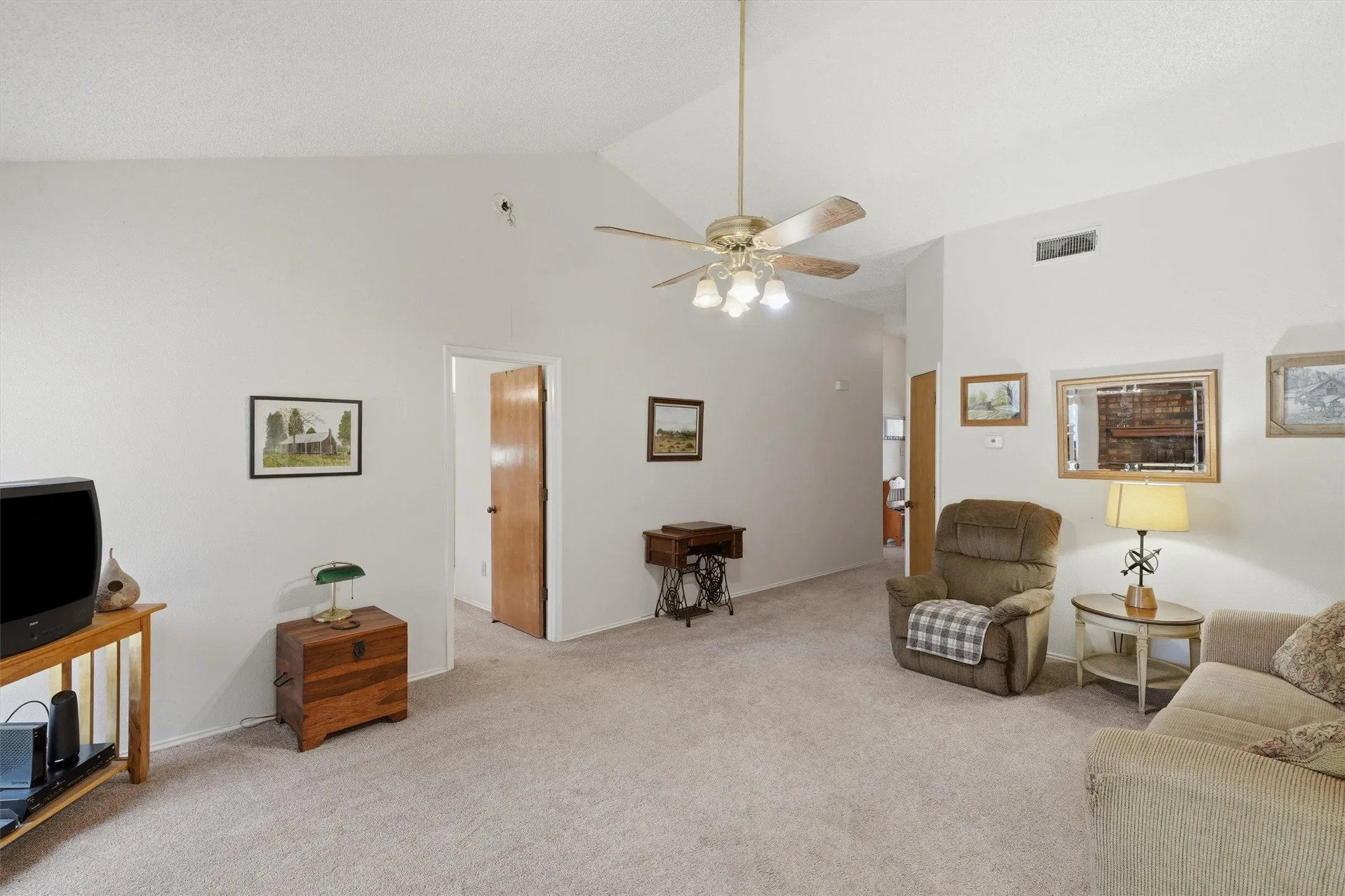Single Family Residence For Sale in Tarrant County , 6207 Declaration Drive, Arlington, Texas 76002, 3 Bedroom, 2 Bathroom, 2 Garage spaces, 1,200 Sqft, built in 1986, mls#21355440, Real Estate Agent in Arlington, Homes For Sale in Tarrant county, Homes For Sale in Arlington, Realtor in Arlington Texas, Real Estate Brokerage Independent Realty Texas, Luminita Cordes Realtor