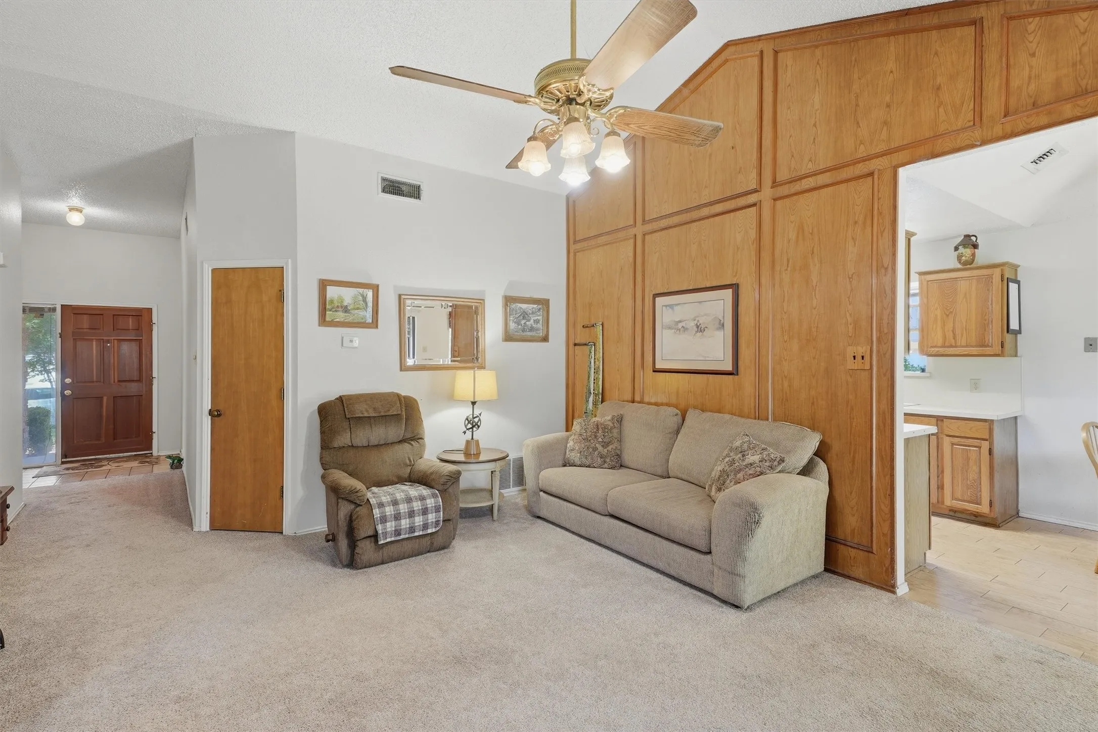 Single Family Residence For Sale in Tarrant County , 6207 Declaration Drive, Arlington, Texas 76002, 3 Bedroom, 2 Bathroom, 2 Garage spaces, 1,200 Sqft, built in 1986, mls#21355440, Real Estate Agent in Arlington, Homes For Sale in Tarrant county, Homes For Sale in Arlington, Realtor in Arlington Texas, Real Estate Brokerage Independent Realty Texas, Luminita Cordes Realtor