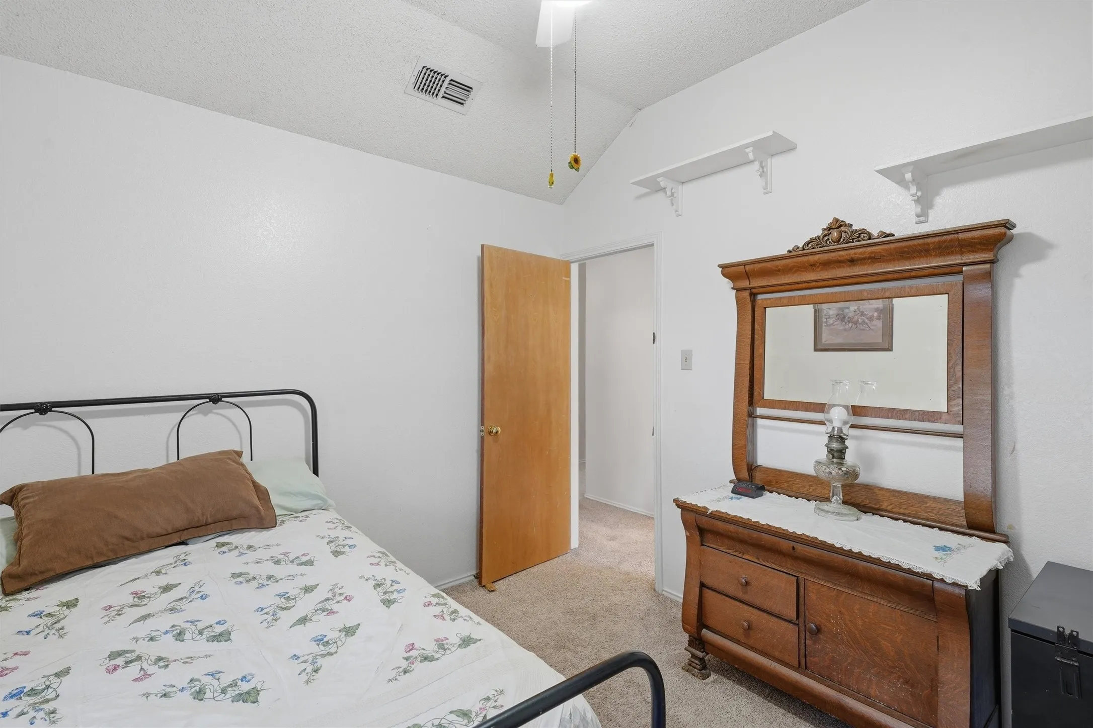 Single Family Residence For Sale in Tarrant County , 6207 Declaration Drive, Arlington, Texas 76002, 3 Bedroom, 2 Bathroom, 2 Garage spaces, 1,200 Sqft, built in 1986, mls#21355440, Real Estate Agent in Arlington, Homes For Sale in Tarrant county, Homes For Sale in Arlington, Realtor in Arlington Texas, Real Estate Brokerage Independent Realty Texas, Luminita Cordes Realtor