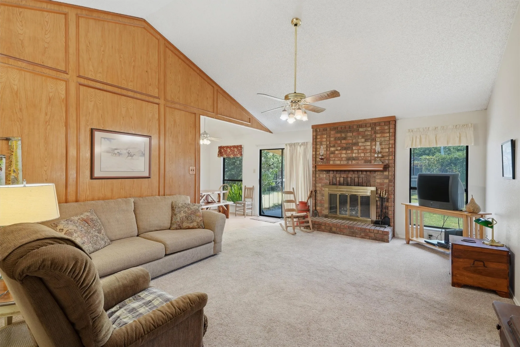 Single Family Residence For Sale in Tarrant County , 6207 Declaration Drive, Arlington, Texas 76002, 3 Bedroom, 2 Bathroom, 2 Garage spaces, 1,200 Sqft, built in 1986, mls#21355440, Real Estate Agent in Arlington, Homes For Sale in Tarrant county, Homes For Sale in Arlington, Realtor in Arlington Texas, Real Estate Brokerage Independent Realty Texas, Luminita Cordes Realtor