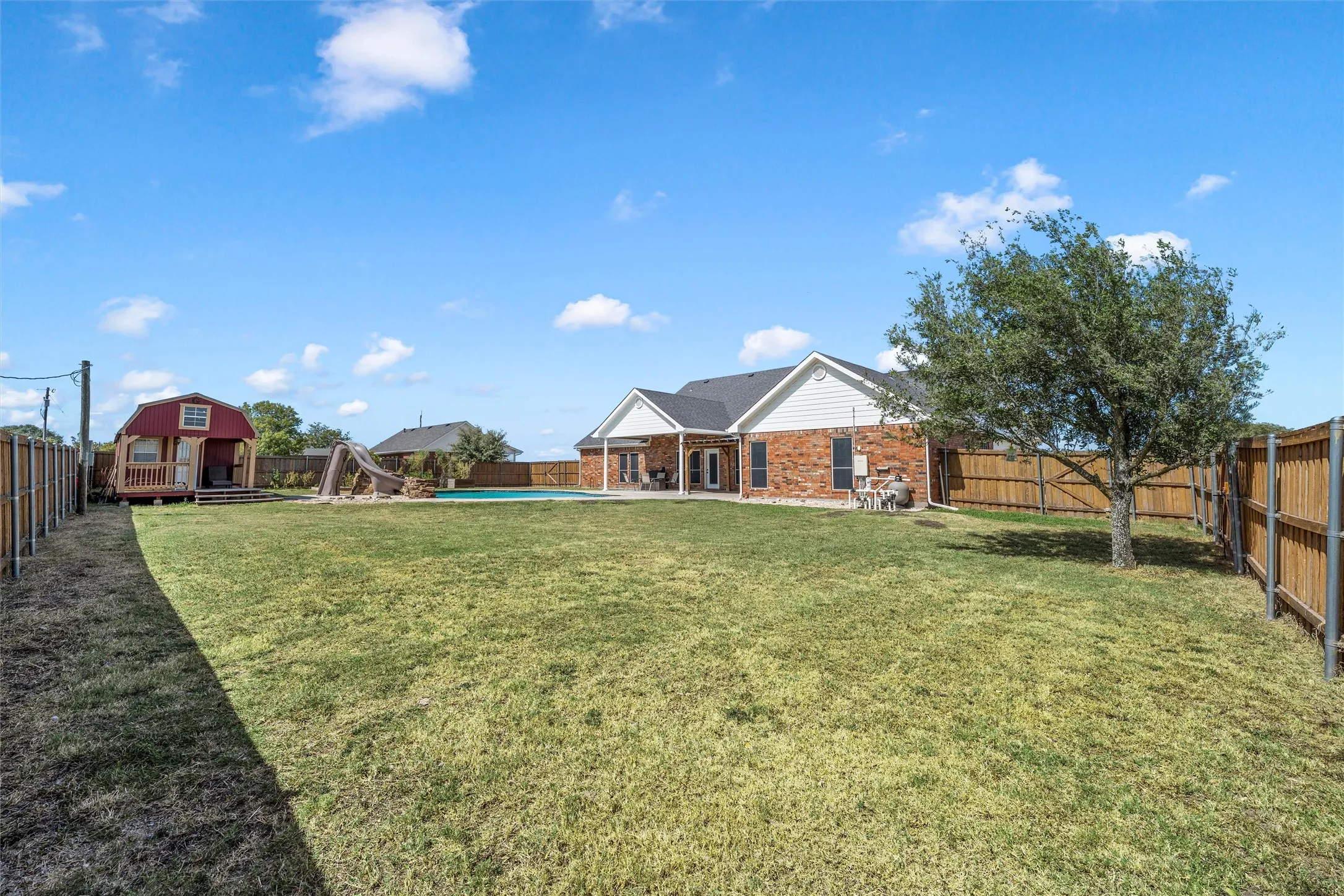 Single Family Residence For Sale in Navarro County , 206 S Butler Street, Frost, Texas 76641, 4 Bedroom, 3 Bathroom, 3 Garage spaces, 2,314 Sqft, built in 2005, mls#21360922, Real Estate Agent in Frost, Homes For Sale in Navarro county, Homes For Sale in Frost, Realtor in Frost Texas, Real Estate Brokerage Independent Realty Texas, Luminita Cordes Realtor