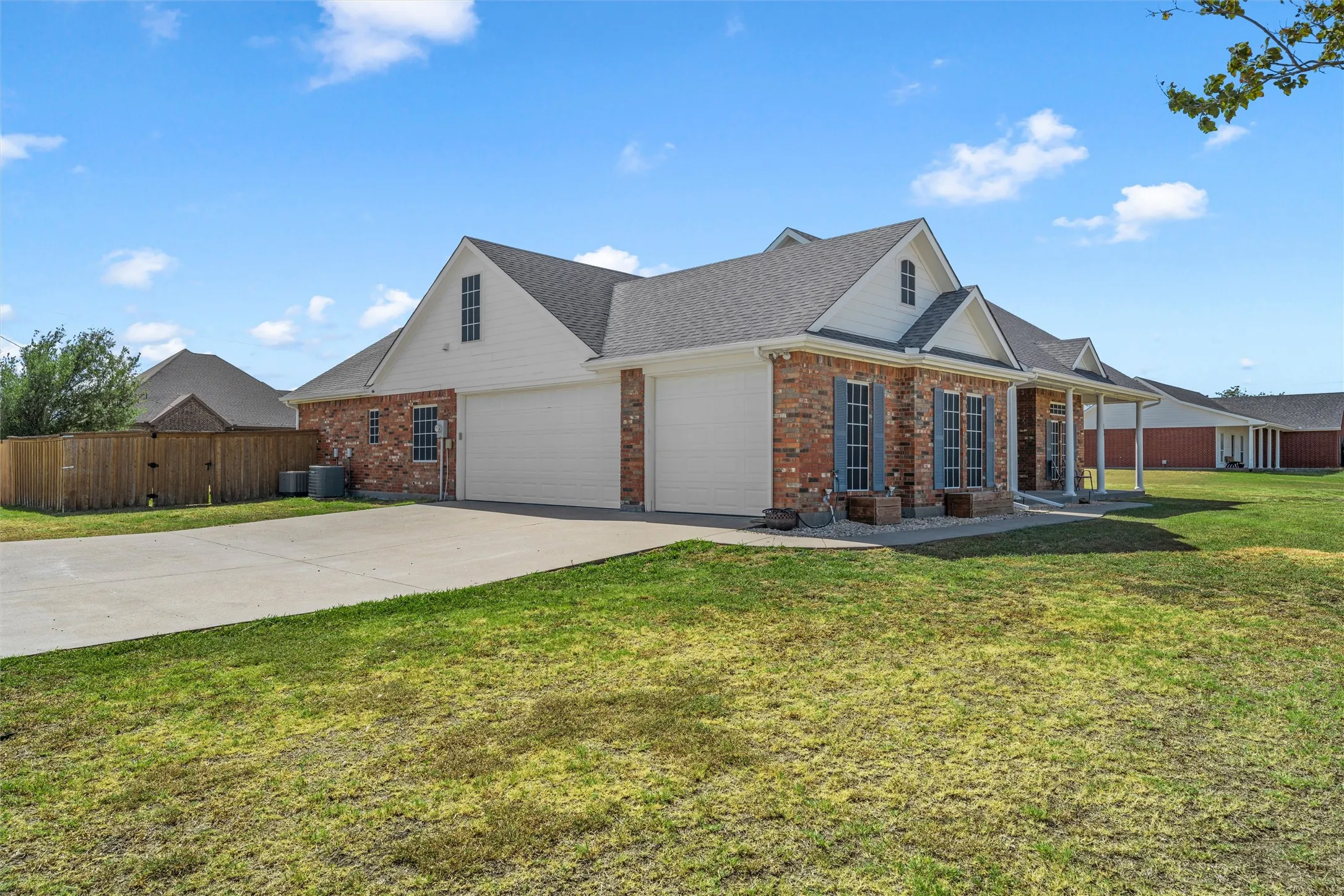 Single Family Residence For Sale in Navarro County , 206 S Butler Street, Frost, Texas 76641, 4 Bedroom, 3 Bathroom, 3 Garage spaces, 2,314 Sqft, built in 2005, mls#21360922, Real Estate Agent in Frost, Homes For Sale in Navarro county, Homes For Sale in Frost, Realtor in Frost Texas, Real Estate Brokerage Independent Realty Texas, Luminita Cordes Realtor