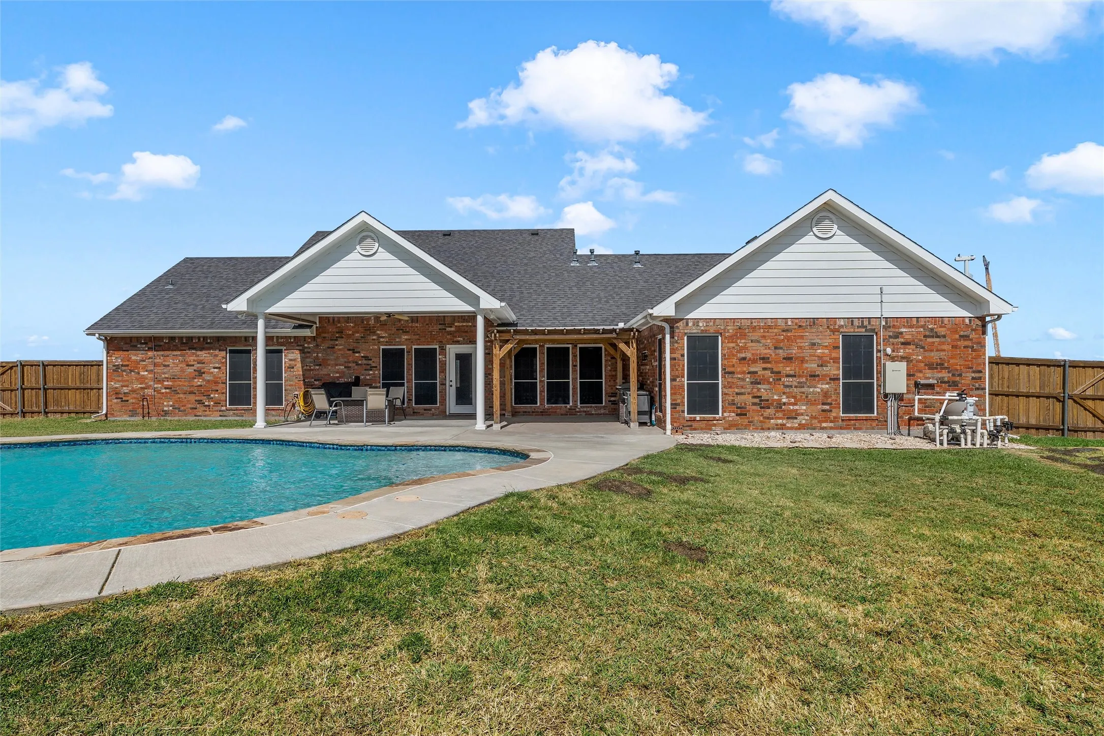 Single Family Residence For Sale in Navarro County , 206 S Butler Street, Frost, Texas 76641, 4 Bedroom, 3 Bathroom, 3 Garage spaces, 2,314 Sqft, built in 2005, mls#21360922, Real Estate Agent in Frost, Homes For Sale in Navarro county, Homes For Sale in Frost, Realtor in Frost Texas, Real Estate Brokerage Independent Realty Texas, Luminita Cordes Realtor