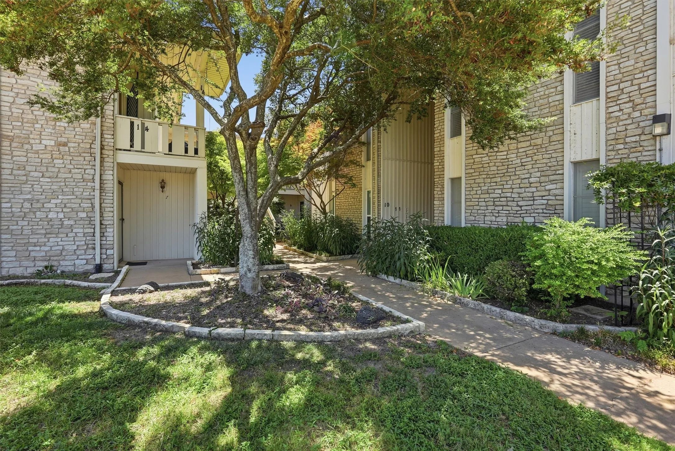 Condominium For Sale in Hood County , 4211 Fairway Drive, Granbury, Texas 76049, 1 Bedroom, 1 Bathroom, Garage spaces, 896 Sqft, built in 1973, Price $175,000, mls#21360842, Real Estate Agent in Granbury, Homes For Sale in Hood county, Homes For Sale in Granbury, Realtor in Granbury Texas, Real Estate Brokerage Independent Realty Texas, Luminita Cordes Realtor