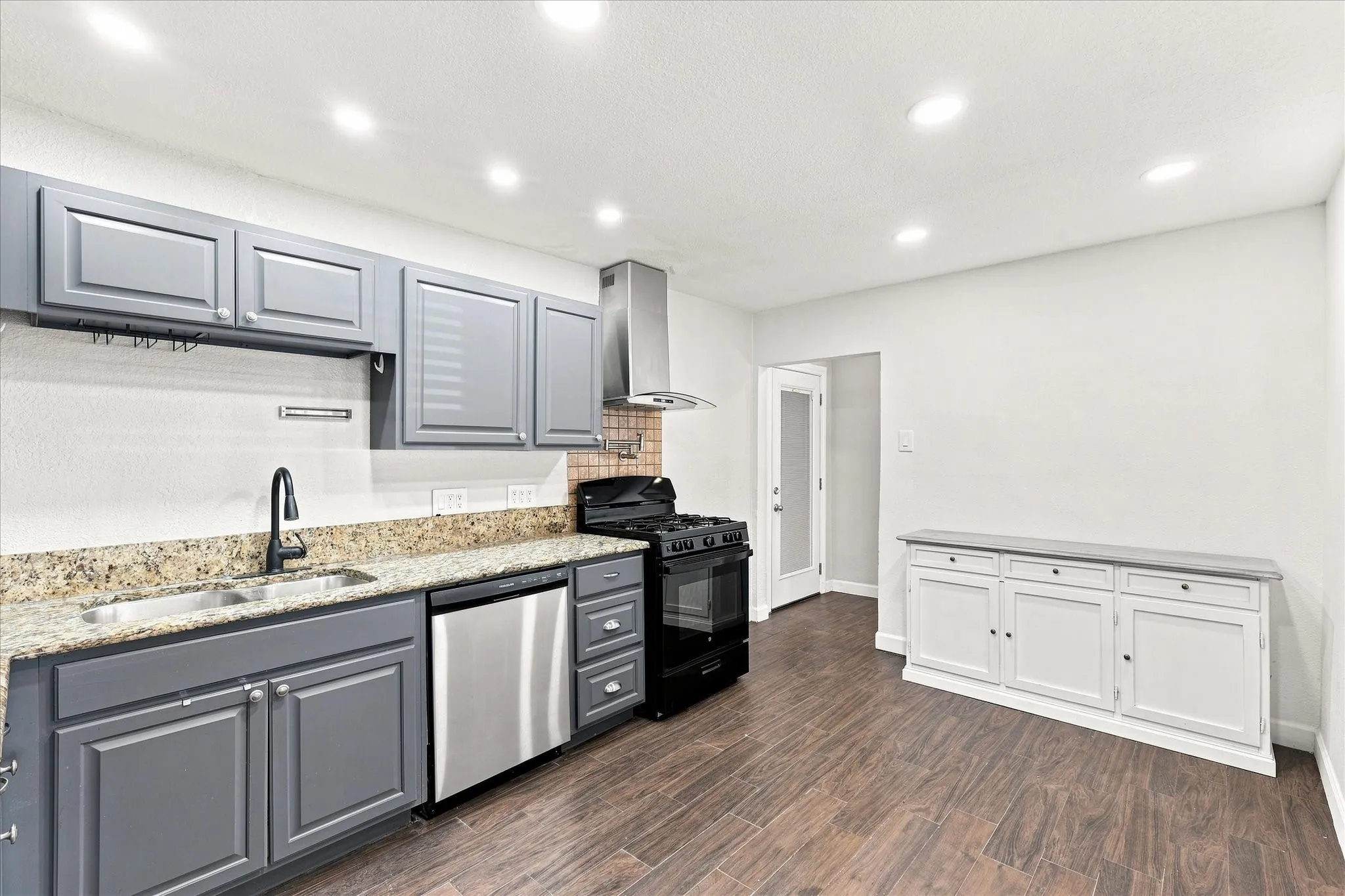 Single Family Residence For Sale in Dallas County , 2129 Diane Drive, Mesquite, Texas 75149, 3 Bedroom, 1 Bathroom, Garage spaces, 1,489 Sqft, built in 1959, mls#21360919, Real Estate Agent in Mesquite, Homes For Sale in Dallas county, Homes For Sale in Mesquite, Realtor in Mesquite Texas, Real Estate Brokerage Independent Realty Texas, Luminita Cordes Realtor