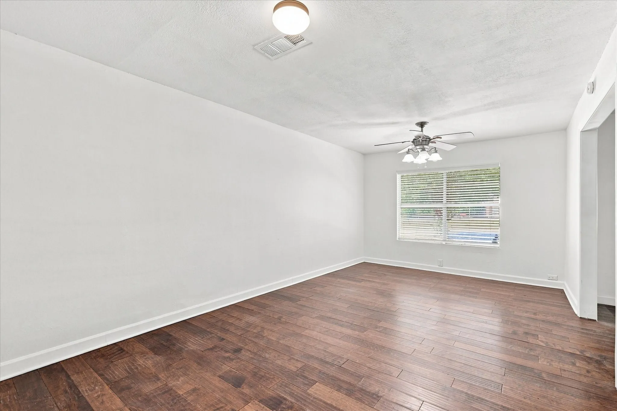 Single Family Residence For Sale in Dallas County , 2129 Diane Drive, Mesquite, Texas 75149, 3 Bedroom, 1 Bathroom, Garage spaces, 1,489 Sqft, built in 1959, mls#21360919, Real Estate Agent in Mesquite, Homes For Sale in Dallas county, Homes For Sale in Mesquite, Realtor in Mesquite Texas, Real Estate Brokerage Independent Realty Texas, Luminita Cordes Realtor