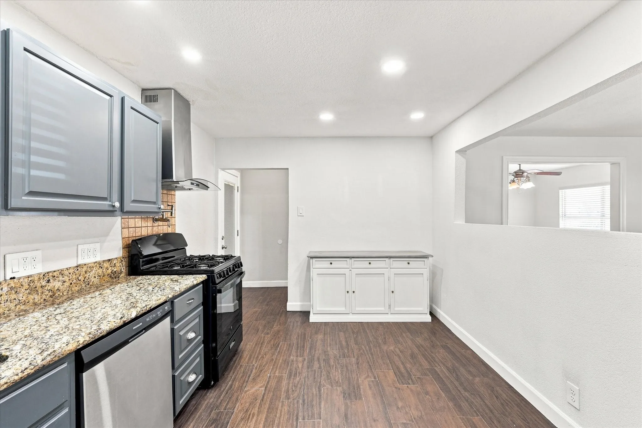 Single Family Residence For Sale in Dallas County , 2129 Diane Drive, Mesquite, Texas 75149, 3 Bedroom, 1 Bathroom, Garage spaces, 1,489 Sqft, built in 1959, mls#21360919, Real Estate Agent in Mesquite, Homes For Sale in Dallas county, Homes For Sale in Mesquite, Realtor in Mesquite Texas, Real Estate Brokerage Independent Realty Texas, Luminita Cordes Realtor
