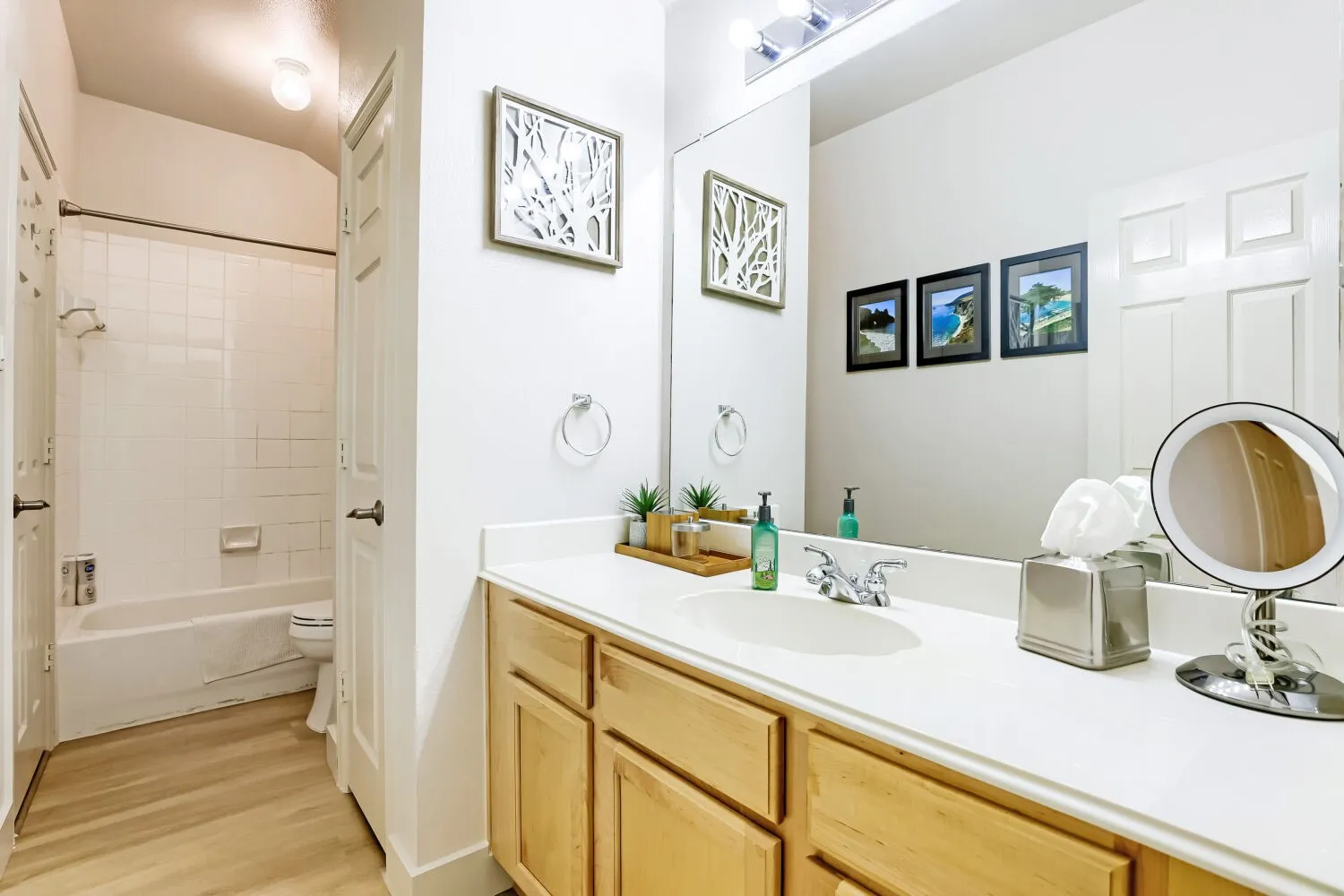 Second-floor full bathroom.