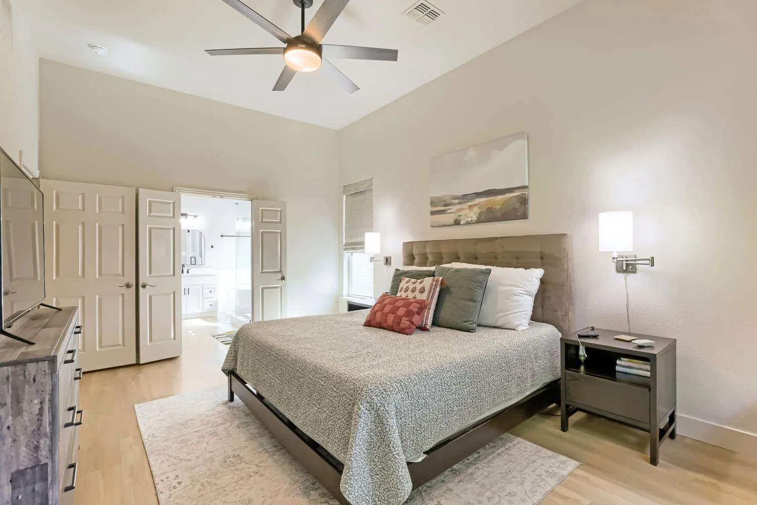 Expansive floor plan with an en-suite bathroom.