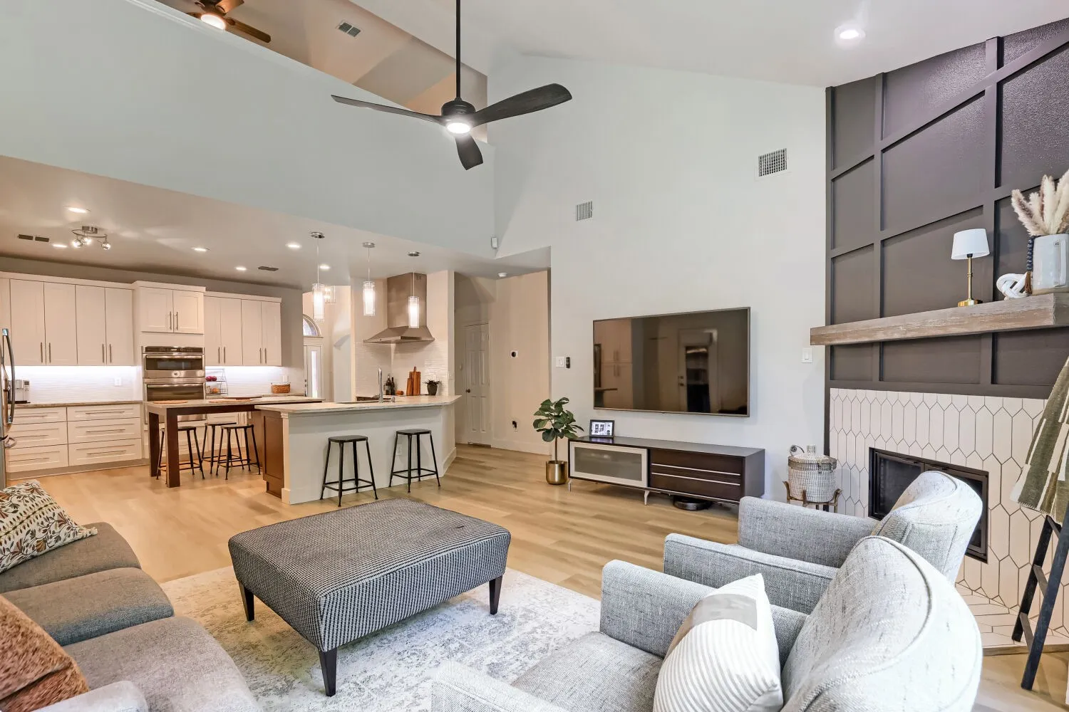 Open-concept floor plan leading into the kitchen.