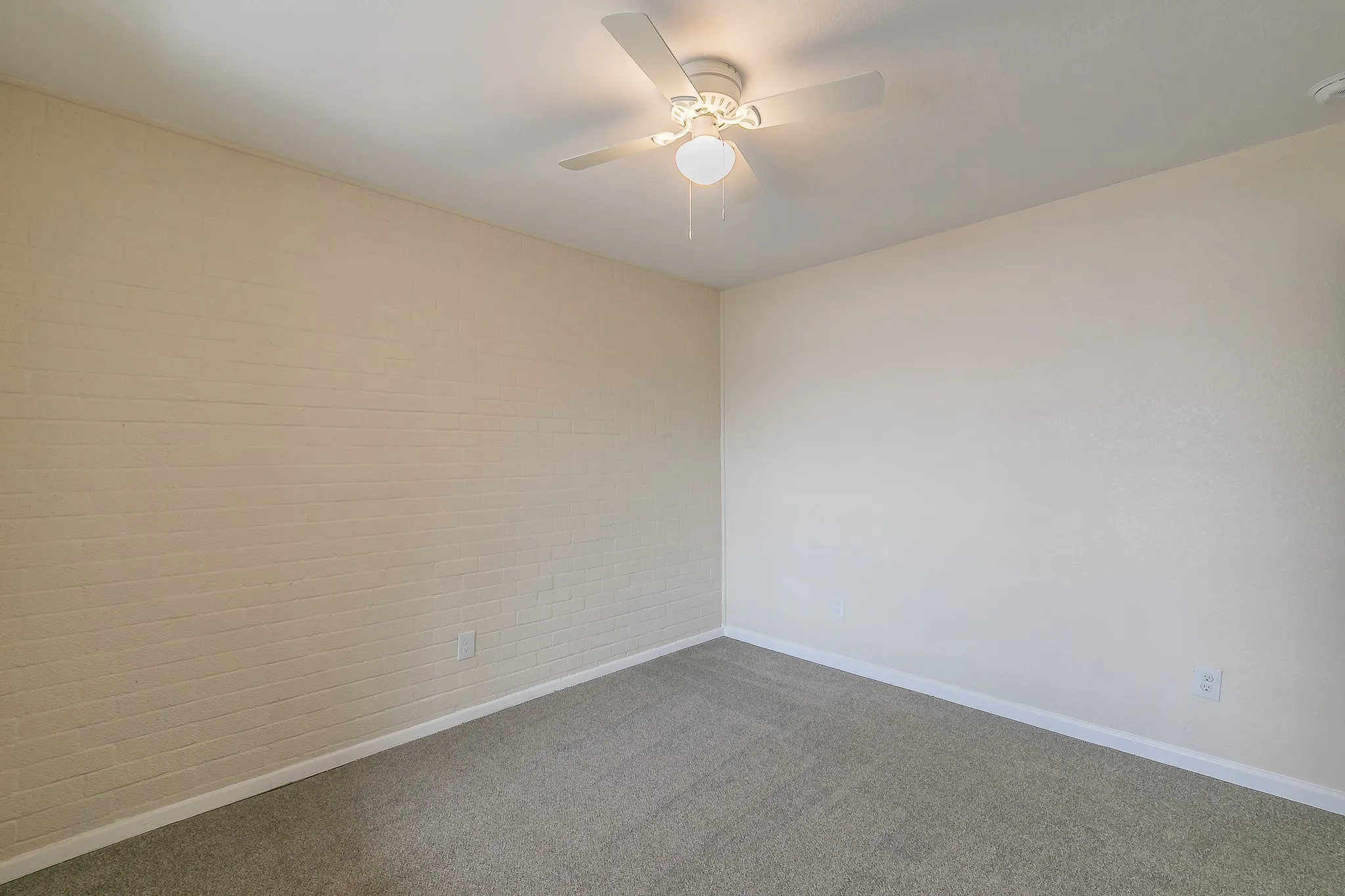 Townhouse For Sale in Tarrant County , 2807 Summit View Drive, Bedford, Texas 76021, 3 Bedroom, 2 Bathroom, 2 Garage spaces, 1,608 Sqft, built in 1972, mls#21360953, Real Estate Agent in Bedford, Homes For Sale in Tarrant county, Homes For Sale in Bedford, Realtor in Bedford Texas, Real Estate Brokerage Independent Realty Texas, Luminita Cordes Realtor