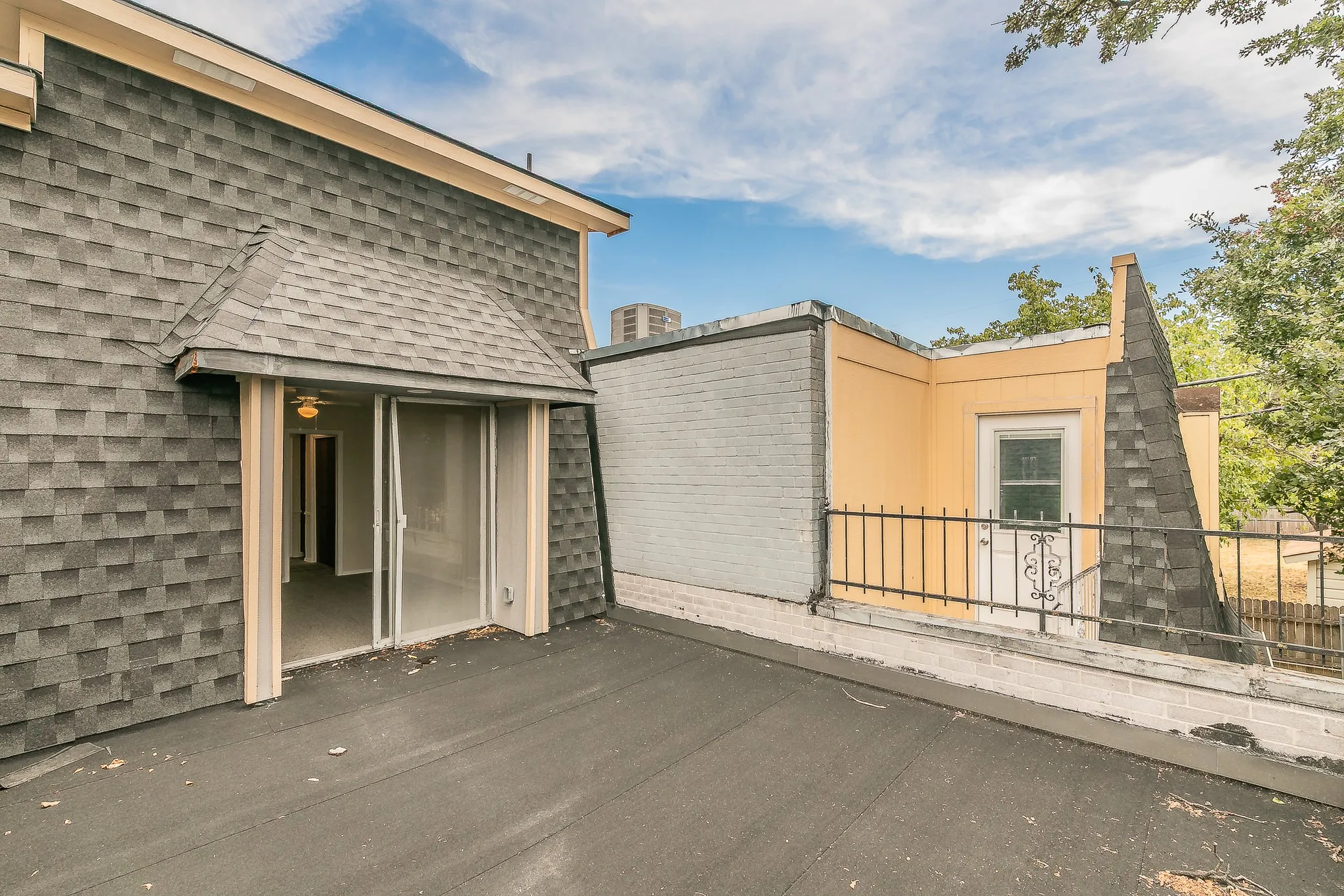 Townhouse For Sale in Tarrant County , 2807 Summit View Drive, Bedford, Texas 76021, 3 Bedroom, 2 Bathroom, 2 Garage spaces, 1,608 Sqft, built in 1972, mls#21360953, Real Estate Agent in Bedford, Homes For Sale in Tarrant county, Homes For Sale in Bedford, Realtor in Bedford Texas, Real Estate Brokerage Independent Realty Texas, Luminita Cordes Realtor