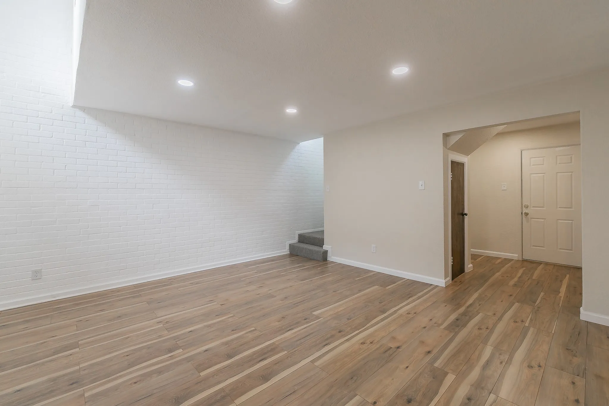Townhouse For Sale in Tarrant County , 2807 Summit View Drive, Bedford, Texas 76021, 3 Bedroom, 2 Bathroom, 2 Garage spaces, 1,608 Sqft, built in 1972, mls#21360953, Real Estate Agent in Bedford, Homes For Sale in Tarrant county, Homes For Sale in Bedford, Realtor in Bedford Texas, Real Estate Brokerage Independent Realty Texas, Luminita Cordes Realtor