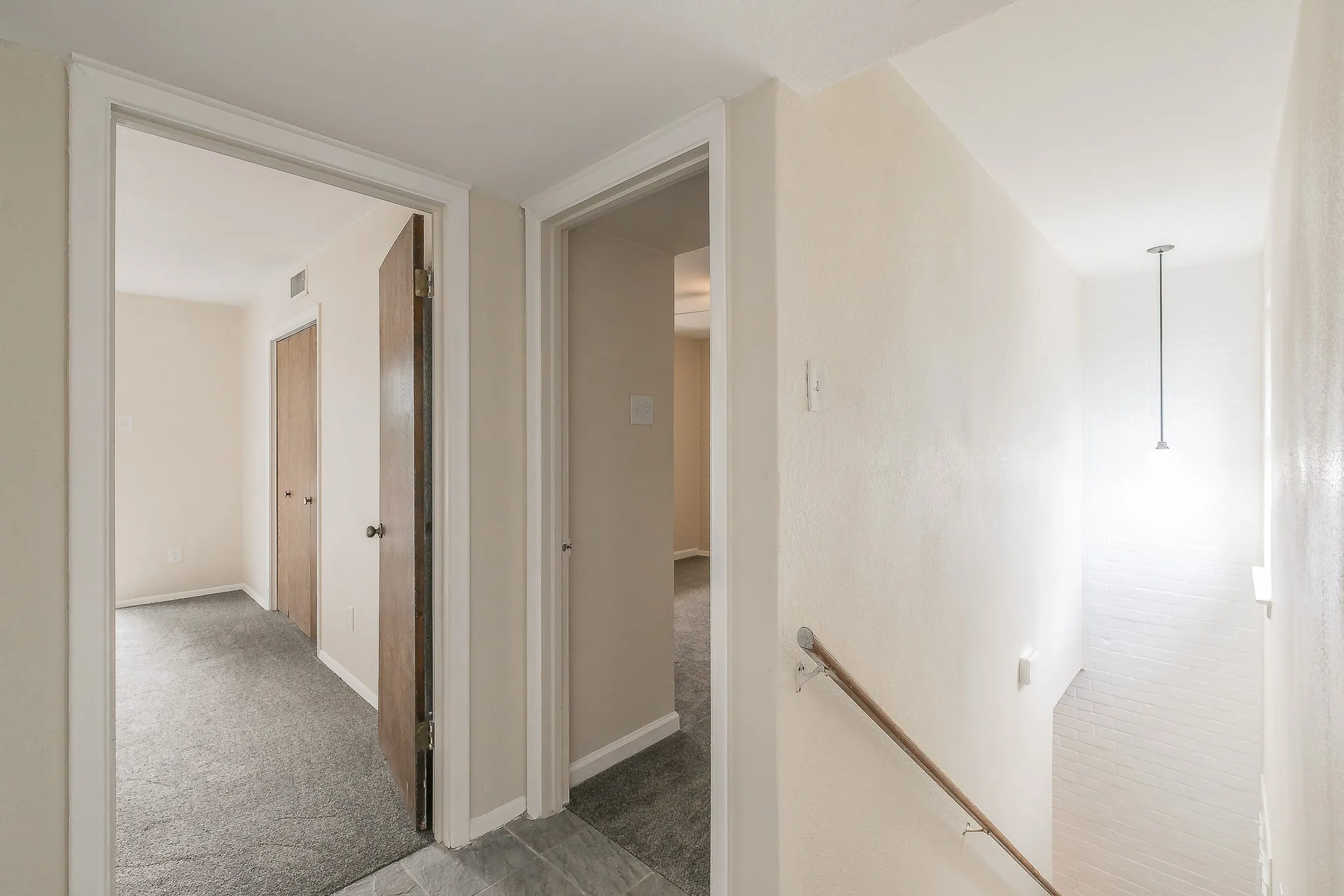 Townhouse For Sale in Tarrant County , 2807 Summit View Drive, Bedford, Texas 76021, 3 Bedroom, 2 Bathroom, 2 Garage spaces, 1,608 Sqft, built in 1972, mls#21360953, Real Estate Agent in Bedford, Homes For Sale in Tarrant county, Homes For Sale in Bedford, Realtor in Bedford Texas, Real Estate Brokerage Independent Realty Texas, Luminita Cordes Realtor