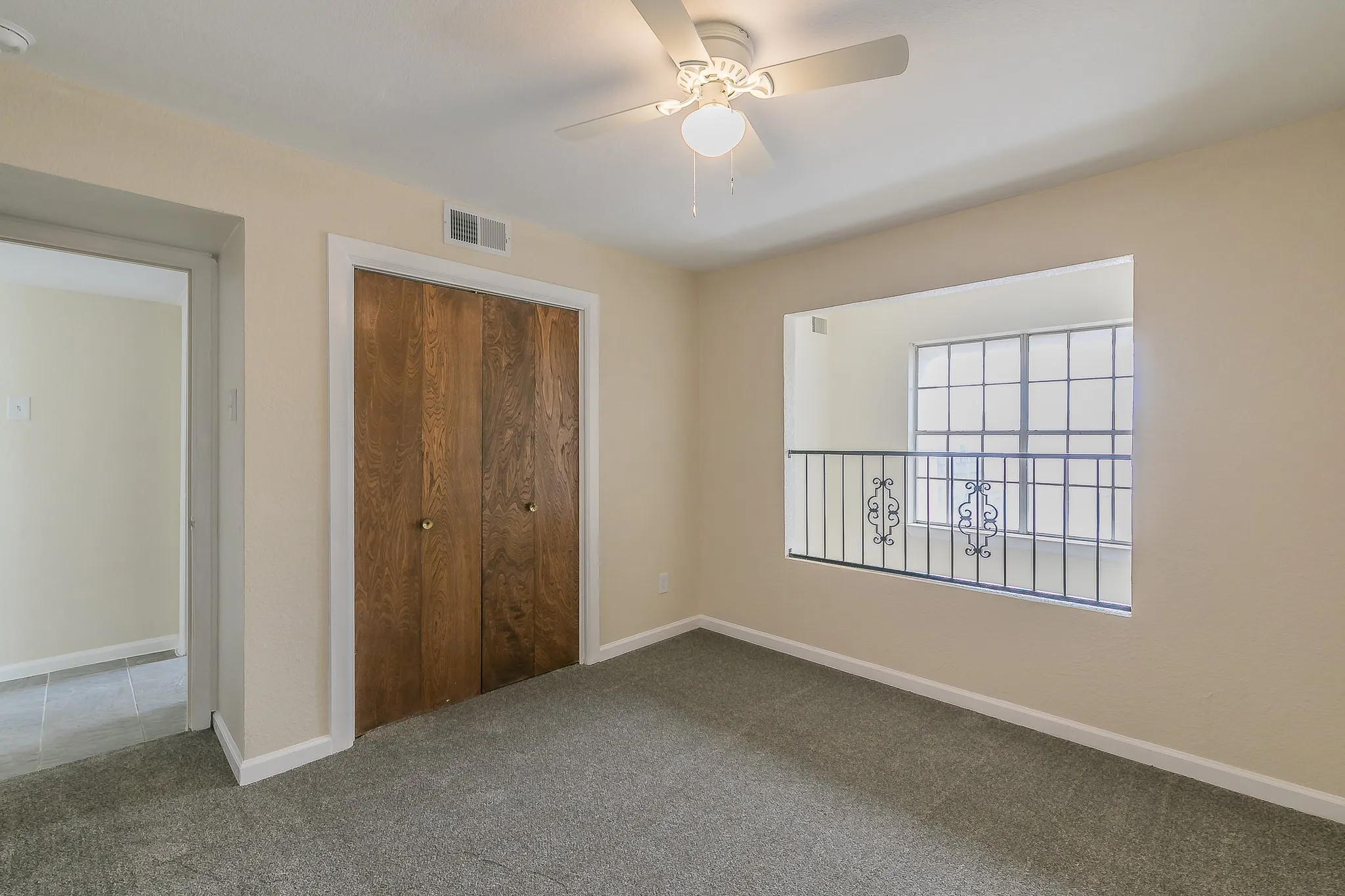 Townhouse For Sale in Tarrant County , 2807 Summit View Drive, Bedford, Texas 76021, 3 Bedroom, 2 Bathroom, 2 Garage spaces, 1,608 Sqft, built in 1972, mls#21360953, Real Estate Agent in Bedford, Homes For Sale in Tarrant county, Homes For Sale in Bedford, Realtor in Bedford Texas, Real Estate Brokerage Independent Realty Texas, Luminita Cordes Realtor