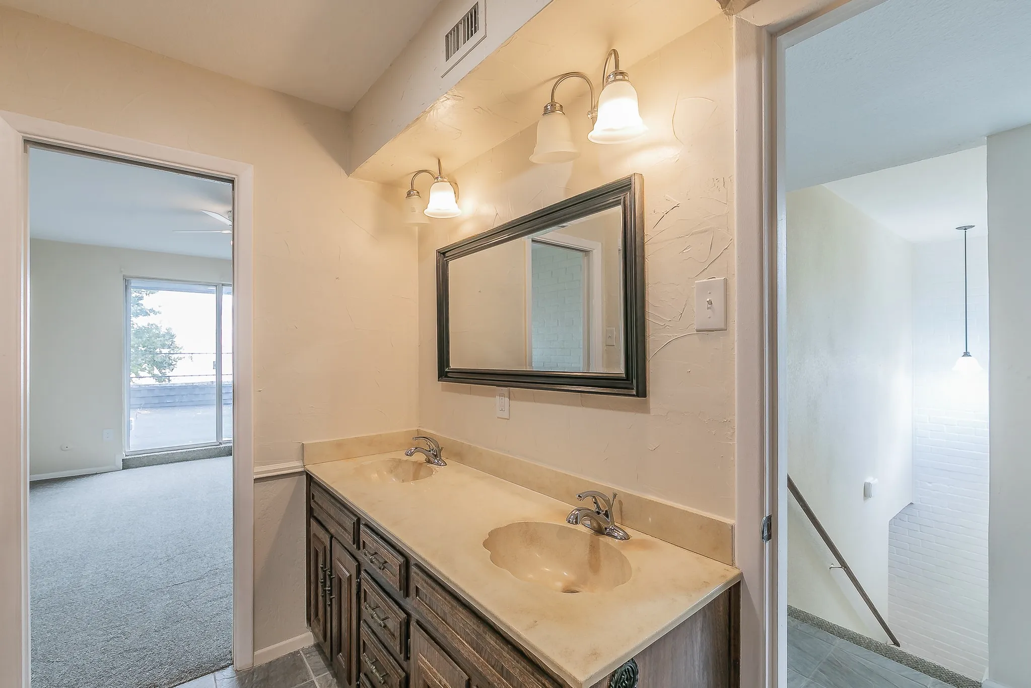 Townhouse For Sale in Tarrant County , 2807 Summit View Drive, Bedford, Texas 76021, 3 Bedroom, 2 Bathroom, 2 Garage spaces, 1,608 Sqft, built in 1972, mls#21360953, Real Estate Agent in Bedford, Homes For Sale in Tarrant county, Homes For Sale in Bedford, Realtor in Bedford Texas, Real Estate Brokerage Independent Realty Texas, Luminita Cordes Realtor