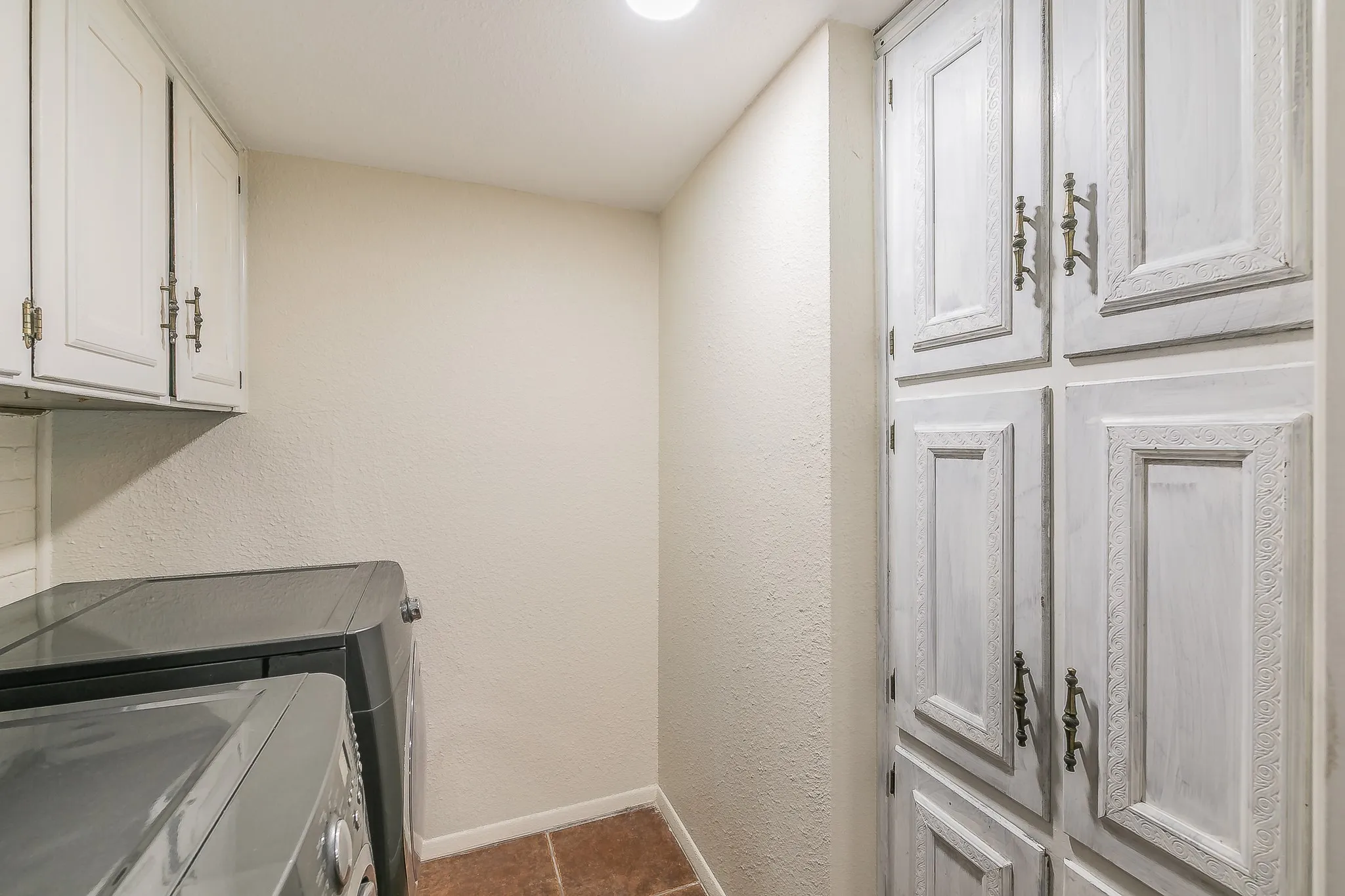 Townhouse For Sale in Tarrant County , 2807 Summit View Drive, Bedford, Texas 76021, 3 Bedroom, 2 Bathroom, 2 Garage spaces, 1,608 Sqft, built in 1972, mls#21360953, Real Estate Agent in Bedford, Homes For Sale in Tarrant county, Homes For Sale in Bedford, Realtor in Bedford Texas, Real Estate Brokerage Independent Realty Texas, Luminita Cordes Realtor