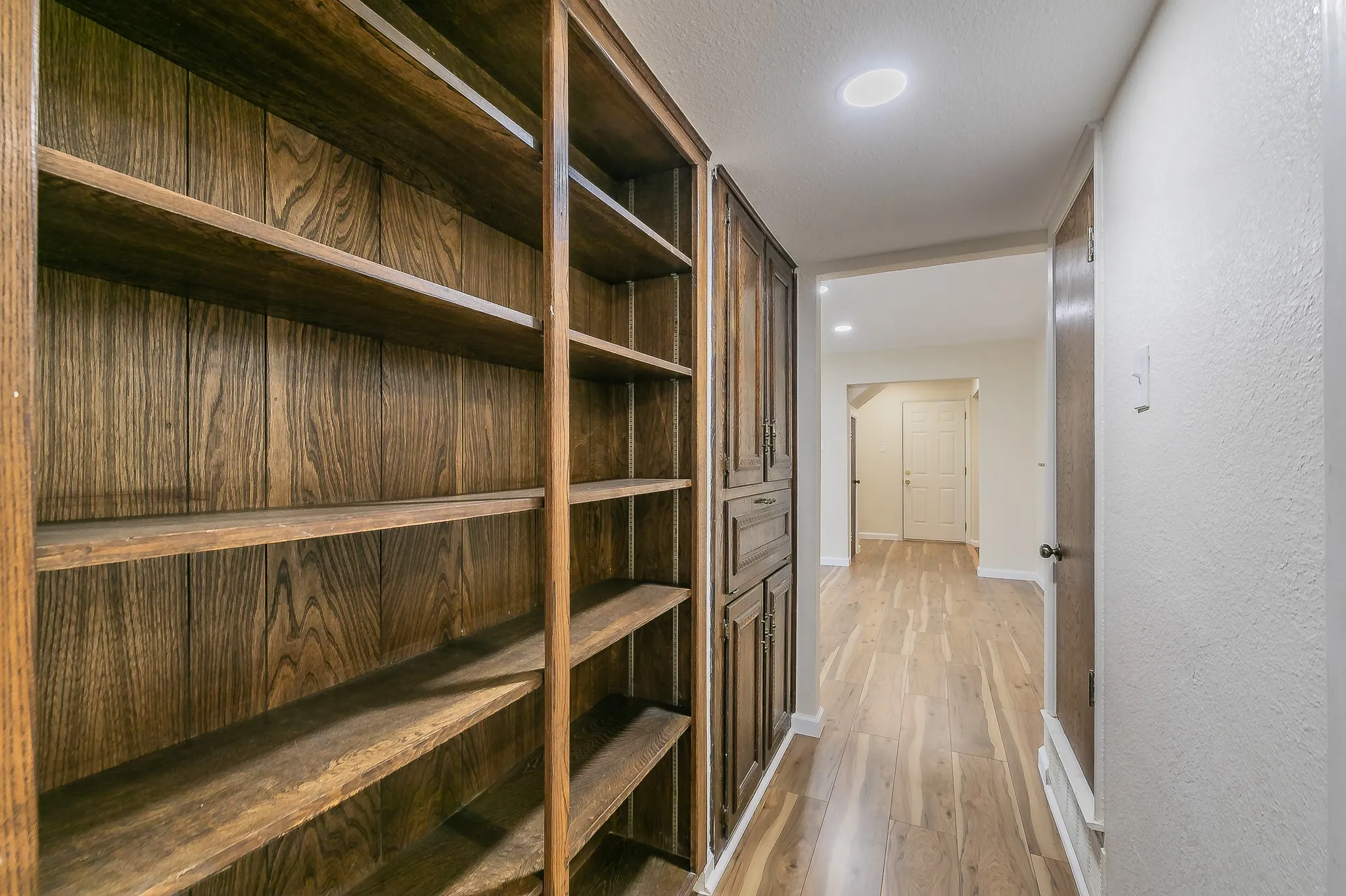 Townhouse For Sale in Tarrant County , 2807 Summit View Drive, Bedford, Texas 76021, 3 Bedroom, 2 Bathroom, 2 Garage spaces, 1,608 Sqft, built in 1972, mls#21360953, Real Estate Agent in Bedford, Homes For Sale in Tarrant county, Homes For Sale in Bedford, Realtor in Bedford Texas, Real Estate Brokerage Independent Realty Texas, Luminita Cordes Realtor