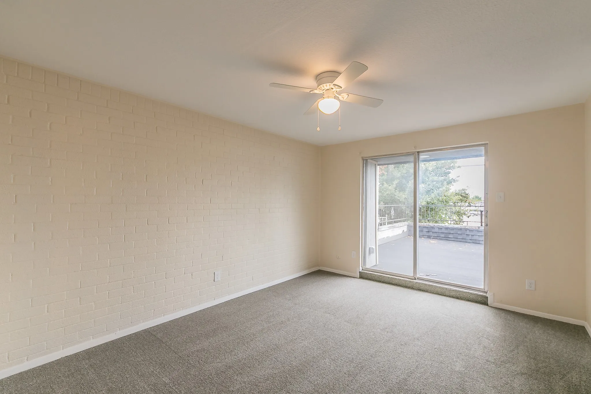 Townhouse For Sale in Tarrant County , 2807 Summit View Drive, Bedford, Texas 76021, 3 Bedroom, 2 Bathroom, 2 Garage spaces, 1,608 Sqft, built in 1972, mls#21360953, Real Estate Agent in Bedford, Homes For Sale in Tarrant county, Homes For Sale in Bedford, Realtor in Bedford Texas, Real Estate Brokerage Independent Realty Texas, Luminita Cordes Realtor