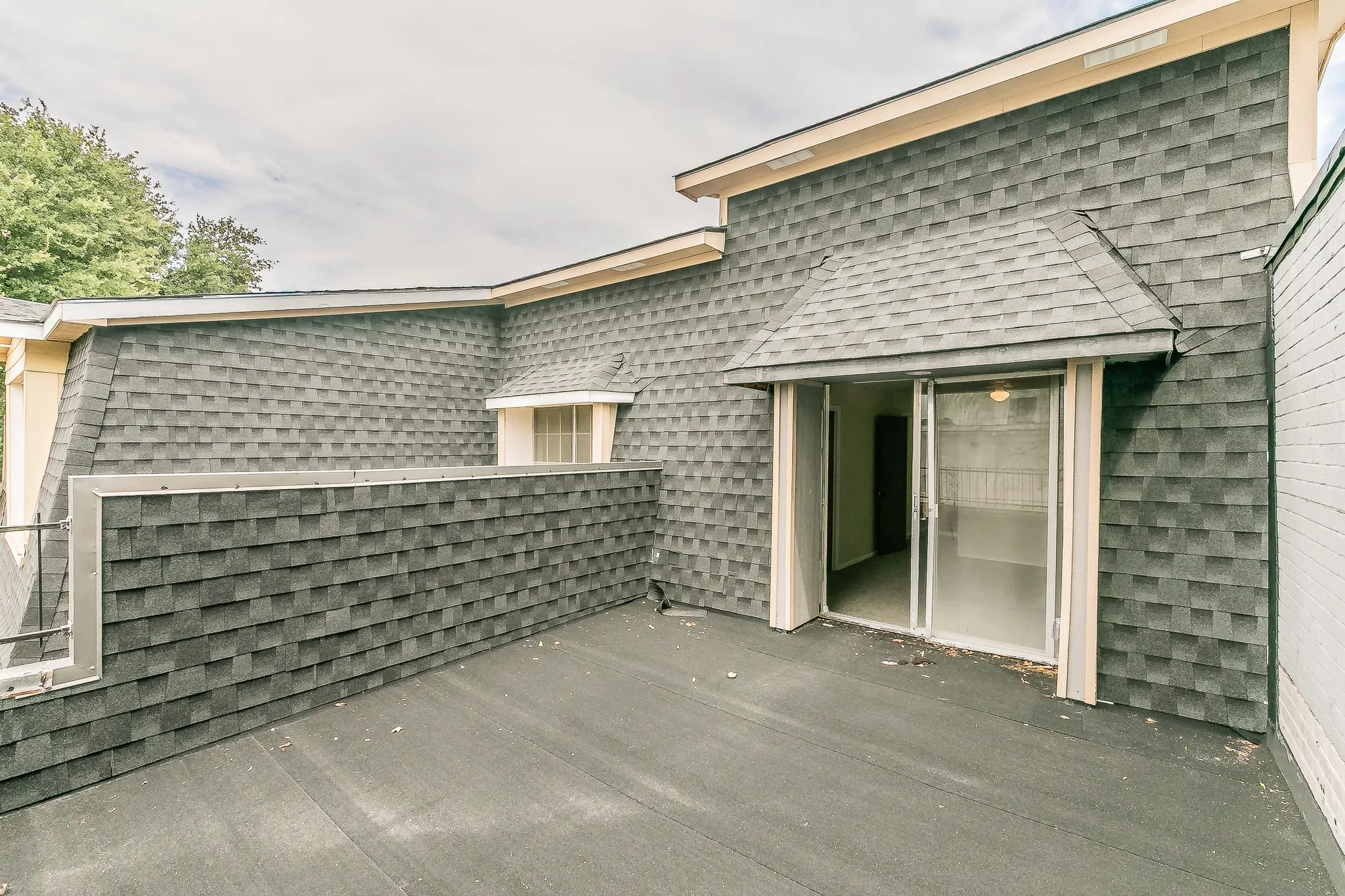 Townhouse For Sale in Tarrant County , 2807 Summit View Drive, Bedford, Texas 76021, 3 Bedroom, 2 Bathroom, 2 Garage spaces, 1,608 Sqft, built in 1972, mls#21360953, Real Estate Agent in Bedford, Homes For Sale in Tarrant county, Homes For Sale in Bedford, Realtor in Bedford Texas, Real Estate Brokerage Independent Realty Texas, Luminita Cordes Realtor