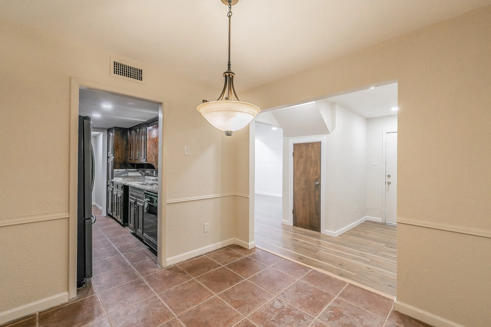 Townhouse For Sale in Tarrant County , 2807 Summit View Drive, Bedford, Texas 76021, 3 Bedroom, 2 Bathroom, 2 Garage spaces, 1,608 Sqft, built in 1972, mls#21360953, Real Estate Agent in Bedford, Homes For Sale in Tarrant county, Homes For Sale in Bedford, Realtor in Bedford Texas, Real Estate Brokerage Independent Realty Texas, Luminita Cordes Realtor