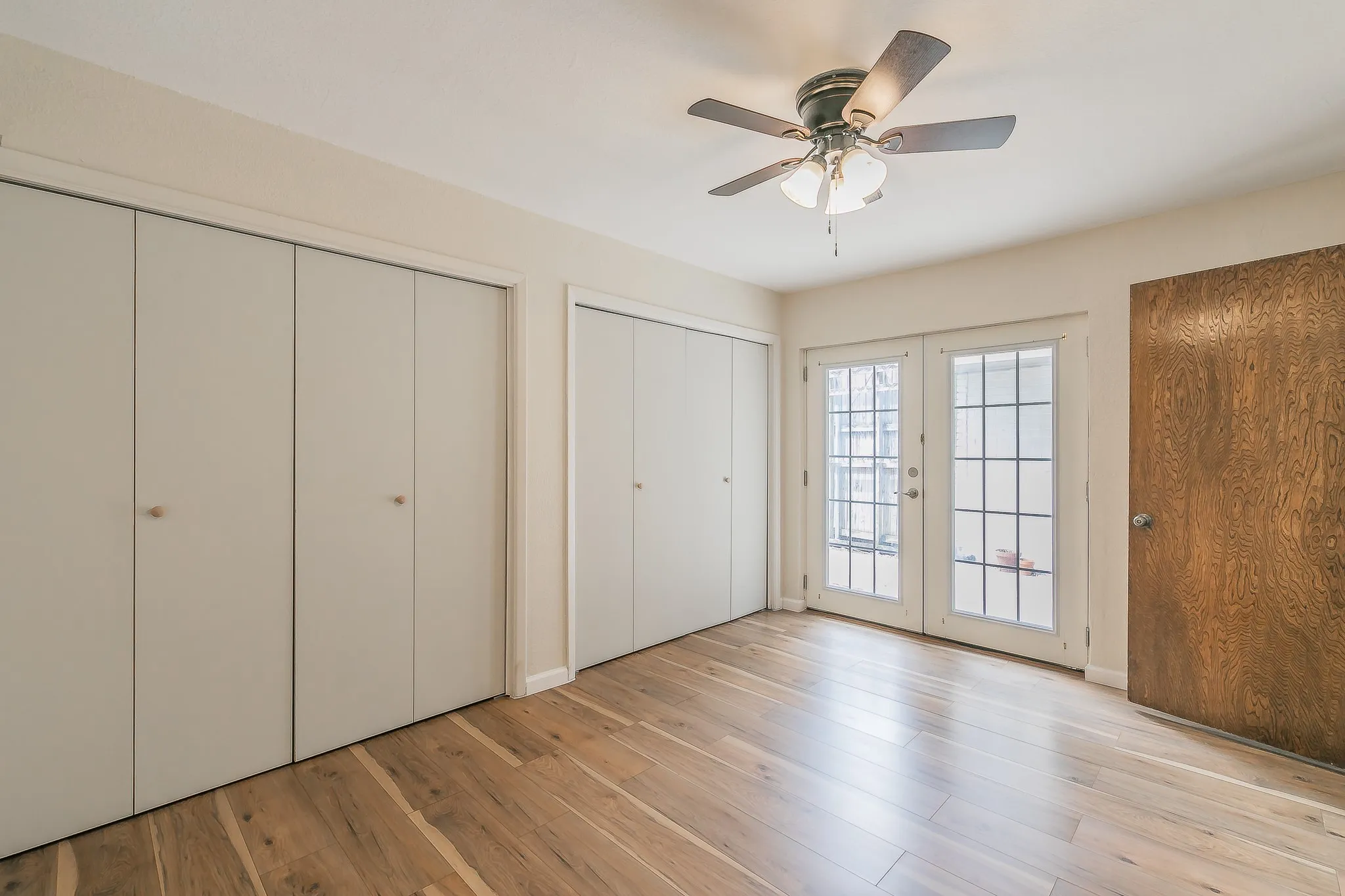 Townhouse For Sale in Tarrant County , 2807 Summit View Drive, Bedford, Texas 76021, 3 Bedroom, 2 Bathroom, 2 Garage spaces, 1,608 Sqft, built in 1972, mls#21360953, Real Estate Agent in Bedford, Homes For Sale in Tarrant county, Homes For Sale in Bedford, Realtor in Bedford Texas, Real Estate Brokerage Independent Realty Texas, Luminita Cordes Realtor