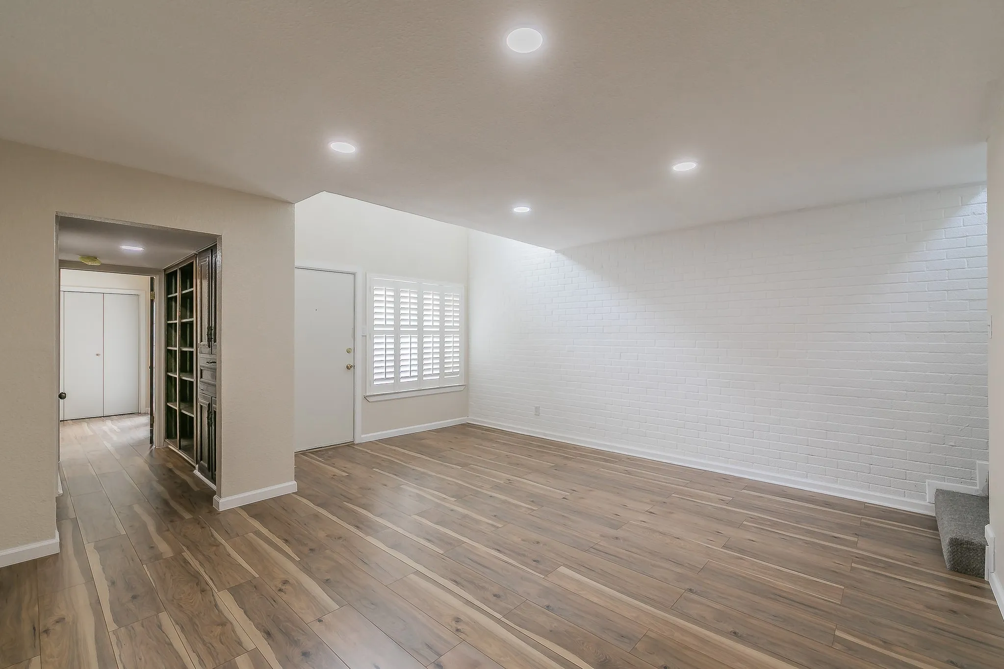 Townhouse For Sale in Tarrant County , 2807 Summit View Drive, Bedford, Texas 76021, 3 Bedroom, 2 Bathroom, 2 Garage spaces, 1,608 Sqft, built in 1972, mls#21360953, Real Estate Agent in Bedford, Homes For Sale in Tarrant county, Homes For Sale in Bedford, Realtor in Bedford Texas, Real Estate Brokerage Independent Realty Texas, Luminita Cordes Realtor