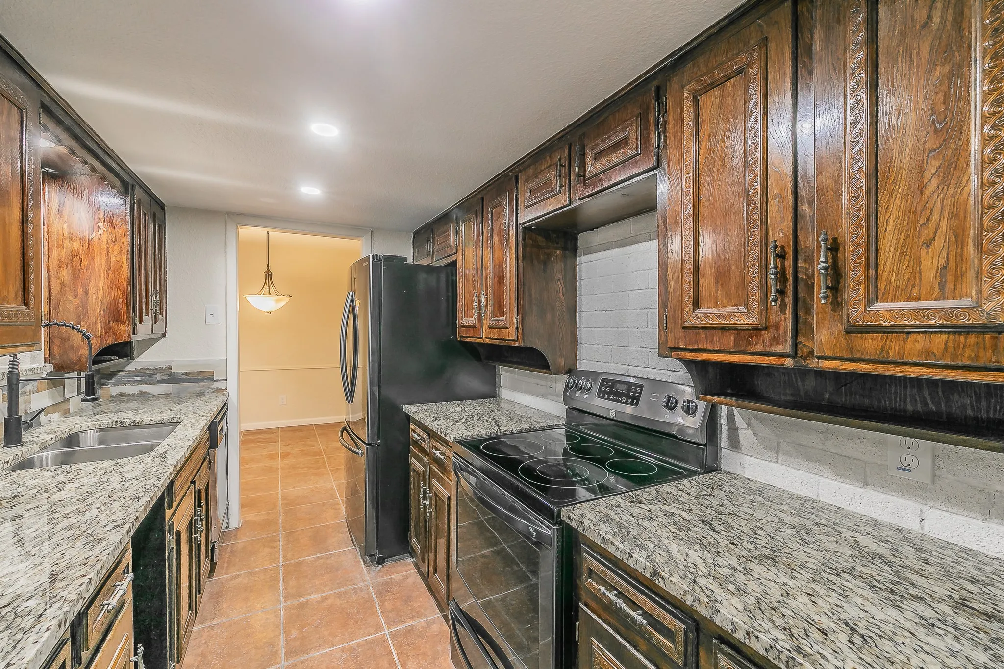 Townhouse For Sale in Tarrant County , 2807 Summit View Drive, Bedford, Texas 76021, 3 Bedroom, 2 Bathroom, 2 Garage spaces, 1,608 Sqft, built in 1972, mls#21360953, Real Estate Agent in Bedford, Homes For Sale in Tarrant county, Homes For Sale in Bedford, Realtor in Bedford Texas, Real Estate Brokerage Independent Realty Texas, Luminita Cordes Realtor