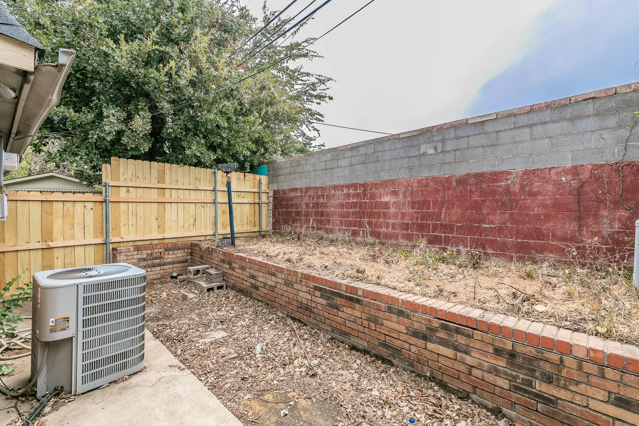 Townhouse For Sale in Tarrant County , 2807 Summit View Drive, Bedford, Texas 76021, 3 Bedroom, 2 Bathroom, 2 Garage spaces, 1,608 Sqft, built in 1972, mls#21360953, Real Estate Agent in Bedford, Homes For Sale in Tarrant county, Homes For Sale in Bedford, Realtor in Bedford Texas, Real Estate Brokerage Independent Realty Texas, Luminita Cordes Realtor
