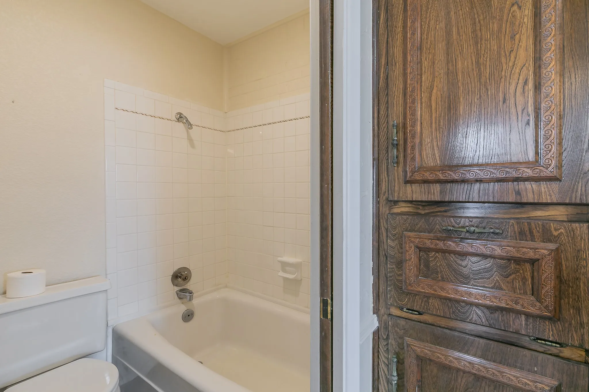 Townhouse For Sale in Tarrant County , 2807 Summit View Drive, Bedford, Texas 76021, 3 Bedroom, 2 Bathroom, 2 Garage spaces, 1,608 Sqft, built in 1972, mls#21360953, Real Estate Agent in Bedford, Homes For Sale in Tarrant county, Homes For Sale in Bedford, Realtor in Bedford Texas, Real Estate Brokerage Independent Realty Texas, Luminita Cordes Realtor