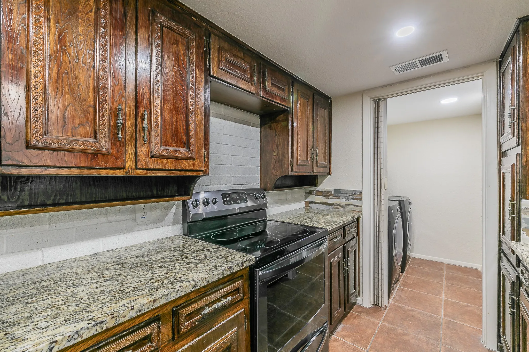 Townhouse For Sale in Tarrant County , 2807 Summit View Drive, Bedford, Texas 76021, 3 Bedroom, 2 Bathroom, 2 Garage spaces, 1,608 Sqft, built in 1972, mls#21360953, Real Estate Agent in Bedford, Homes For Sale in Tarrant county, Homes For Sale in Bedford, Realtor in Bedford Texas, Real Estate Brokerage Independent Realty Texas, Luminita Cordes Realtor