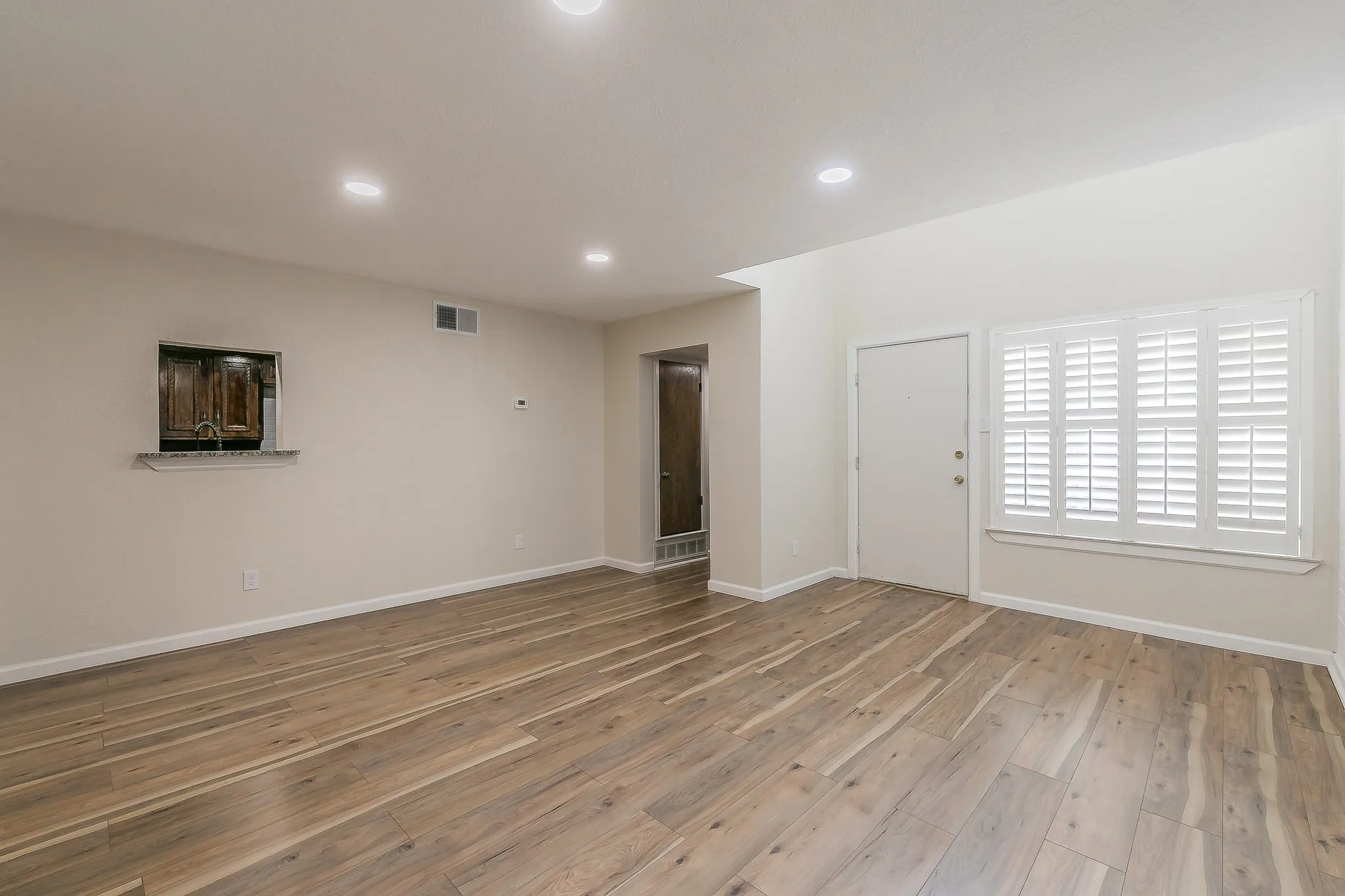 Townhouse For Sale in Tarrant County , 2807 Summit View Drive, Bedford, Texas 76021, 3 Bedroom, 2 Bathroom, 2 Garage spaces, 1,608 Sqft, built in 1972, mls#21360953, Real Estate Agent in Bedford, Homes For Sale in Tarrant county, Homes For Sale in Bedford, Realtor in Bedford Texas, Real Estate Brokerage Independent Realty Texas, Luminita Cordes Realtor