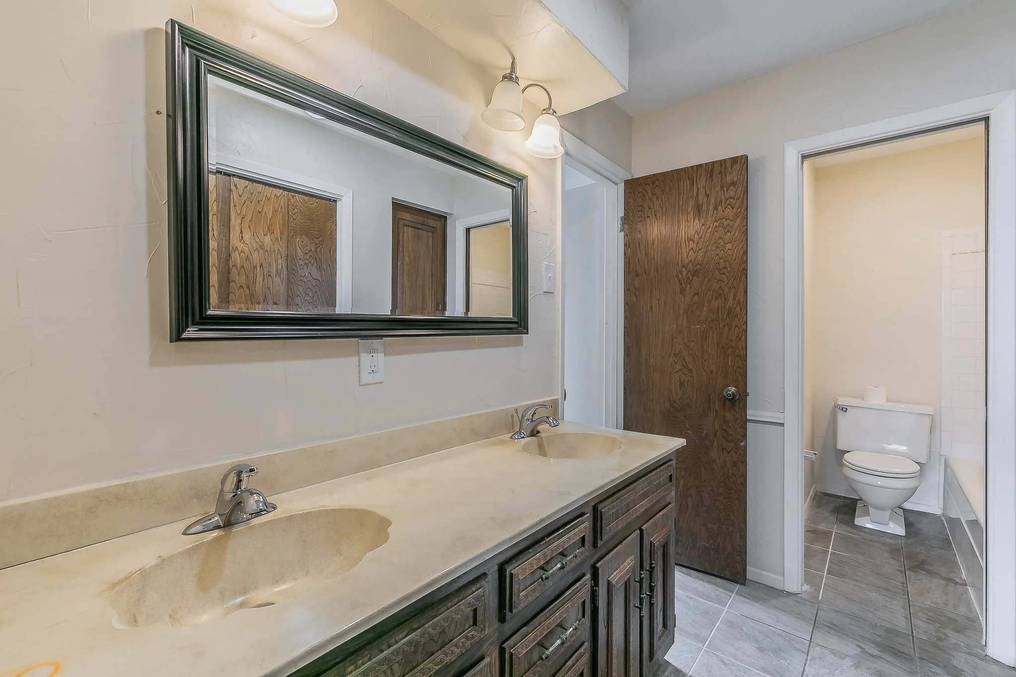 Townhouse For Sale in Tarrant County , 2807 Summit View Drive, Bedford, Texas 76021, 3 Bedroom, 2 Bathroom, 2 Garage spaces, 1,608 Sqft, built in 1972, mls#21360953, Real Estate Agent in Bedford, Homes For Sale in Tarrant county, Homes For Sale in Bedford, Realtor in Bedford Texas, Real Estate Brokerage Independent Realty Texas, Luminita Cordes Realtor