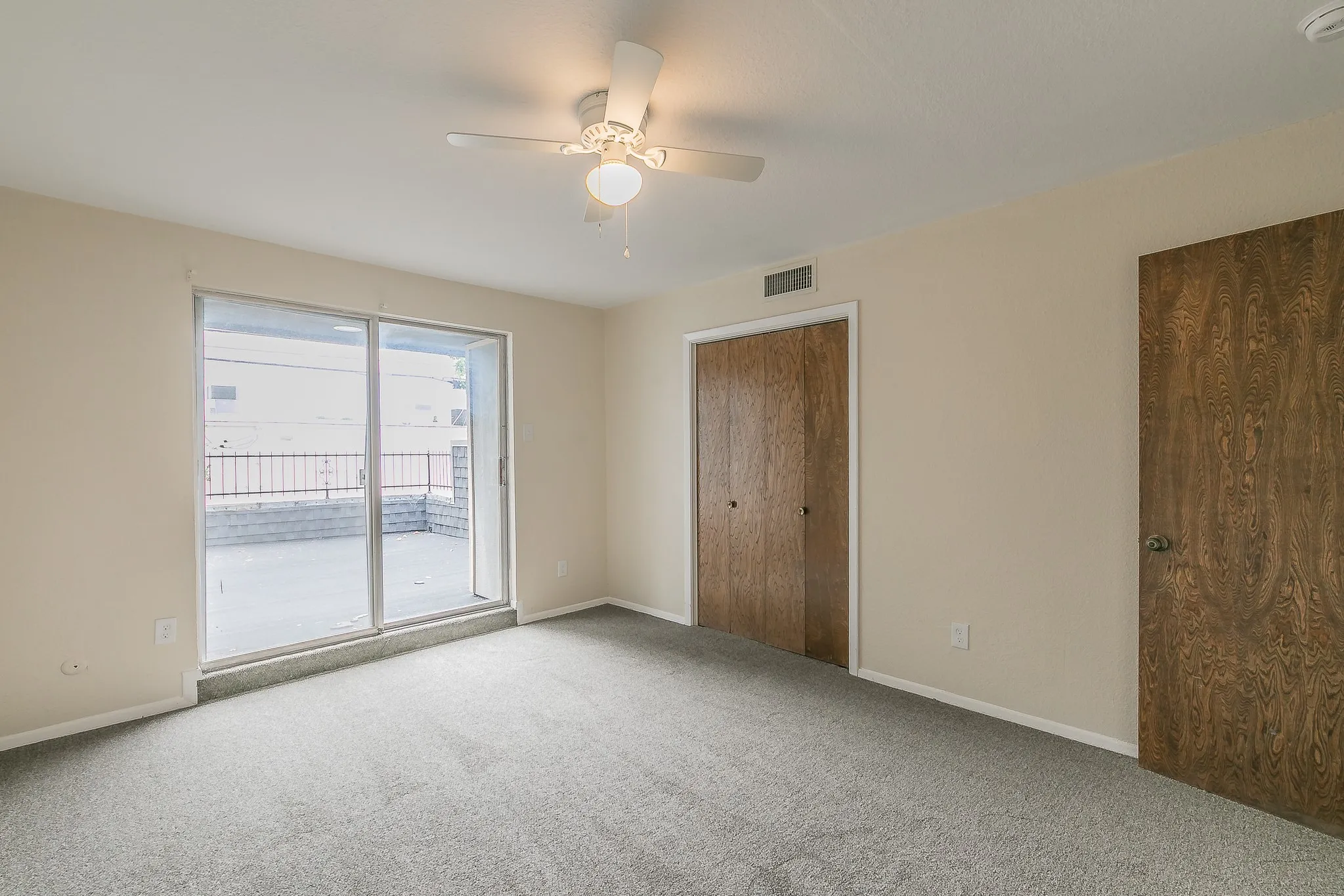 Townhouse For Sale in Tarrant County , 2807 Summit View Drive, Bedford, Texas 76021, 3 Bedroom, 2 Bathroom, 2 Garage spaces, 1,608 Sqft, built in 1972, mls#21360953, Real Estate Agent in Bedford, Homes For Sale in Tarrant county, Homes For Sale in Bedford, Realtor in Bedford Texas, Real Estate Brokerage Independent Realty Texas, Luminita Cordes Realtor