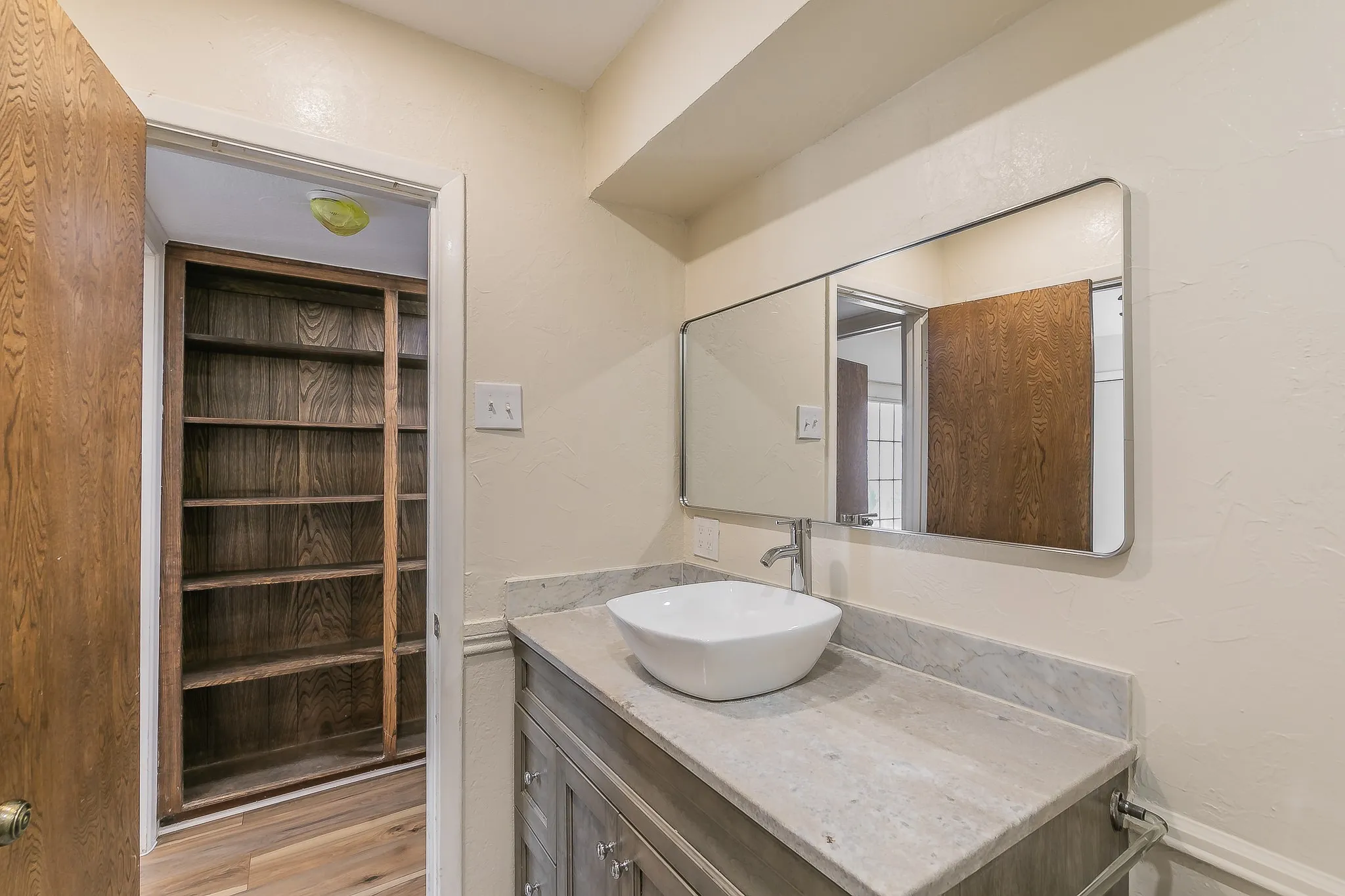 Townhouse For Sale in Tarrant County , 2807 Summit View Drive, Bedford, Texas 76021, 3 Bedroom, 2 Bathroom, 2 Garage spaces, 1,608 Sqft, built in 1972, mls#21360953, Real Estate Agent in Bedford, Homes For Sale in Tarrant county, Homes For Sale in Bedford, Realtor in Bedford Texas, Real Estate Brokerage Independent Realty Texas, Luminita Cordes Realtor