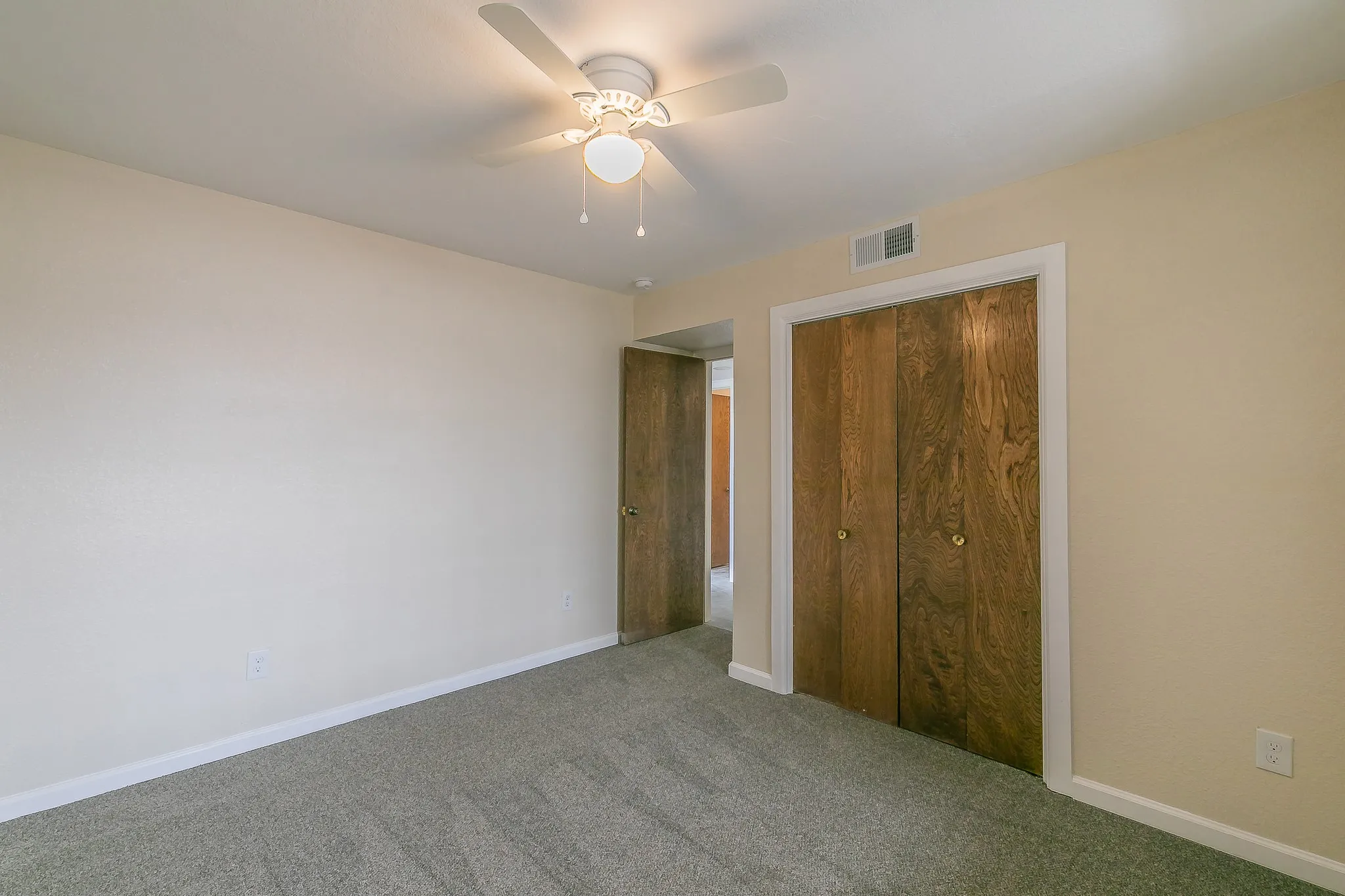 Townhouse For Sale in Tarrant County , 2807 Summit View Drive, Bedford, Texas 76021, 3 Bedroom, 2 Bathroom, 2 Garage spaces, 1,608 Sqft, built in 1972, mls#21360953, Real Estate Agent in Bedford, Homes For Sale in Tarrant county, Homes For Sale in Bedford, Realtor in Bedford Texas, Real Estate Brokerage Independent Realty Texas, Luminita Cordes Realtor