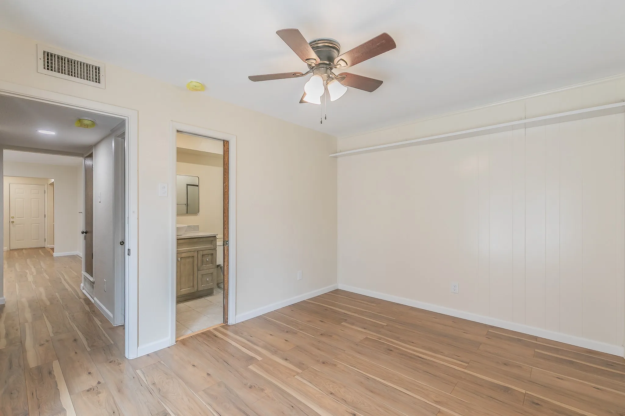 Townhouse For Sale in Tarrant County , 2807 Summit View Drive, Bedford, Texas 76021, 3 Bedroom, 2 Bathroom, 2 Garage spaces, 1,608 Sqft, built in 1972, mls#21360953, Real Estate Agent in Bedford, Homes For Sale in Tarrant county, Homes For Sale in Bedford, Realtor in Bedford Texas, Real Estate Brokerage Independent Realty Texas, Luminita Cordes Realtor