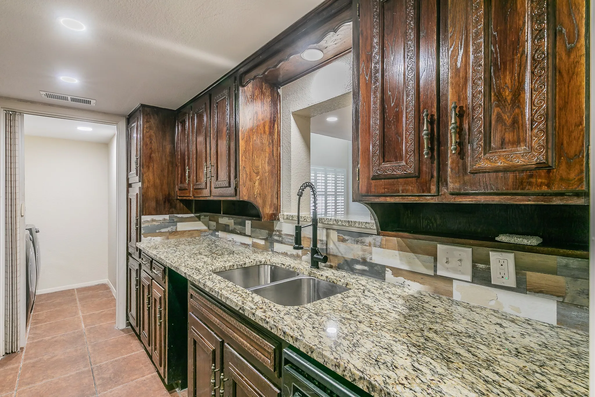 Townhouse For Sale in Tarrant County , 2807 Summit View Drive, Bedford, Texas 76021, 3 Bedroom, 2 Bathroom, 2 Garage spaces, 1,608 Sqft, built in 1972, mls#21360953, Real Estate Agent in Bedford, Homes For Sale in Tarrant county, Homes For Sale in Bedford, Realtor in Bedford Texas, Real Estate Brokerage Independent Realty Texas, Luminita Cordes Realtor