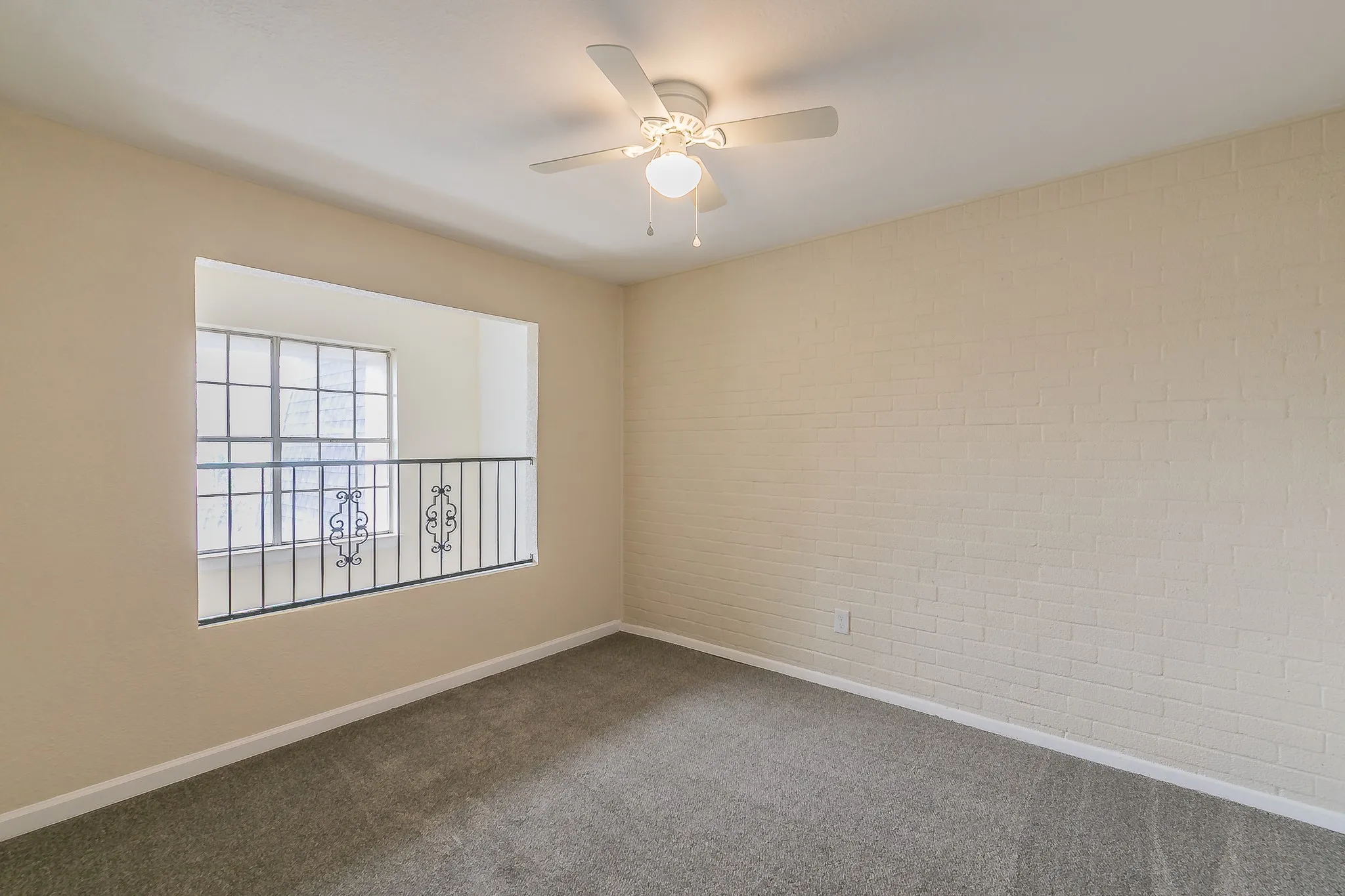 Townhouse For Sale in Tarrant County , 2807 Summit View Drive, Bedford, Texas 76021, 3 Bedroom, 2 Bathroom, 2 Garage spaces, 1,608 Sqft, built in 1972, mls#21360953, Real Estate Agent in Bedford, Homes For Sale in Tarrant county, Homes For Sale in Bedford, Realtor in Bedford Texas, Real Estate Brokerage Independent Realty Texas, Luminita Cordes Realtor