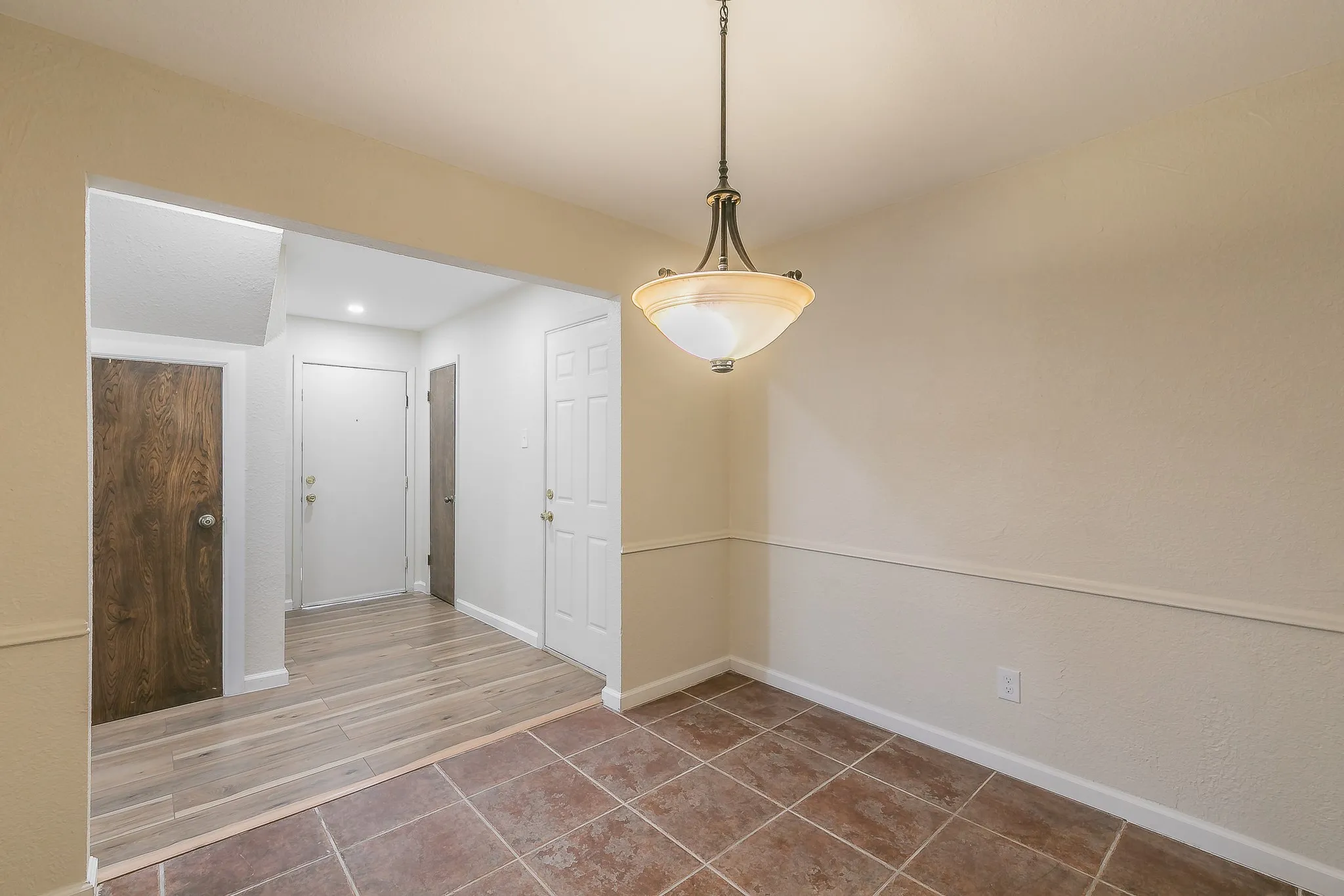 Townhouse For Sale in Tarrant County , 2807 Summit View Drive, Bedford, Texas 76021, 3 Bedroom, 2 Bathroom, 2 Garage spaces, 1,608 Sqft, built in 1972, mls#21360953, Real Estate Agent in Bedford, Homes For Sale in Tarrant county, Homes For Sale in Bedford, Realtor in Bedford Texas, Real Estate Brokerage Independent Realty Texas, Luminita Cordes Realtor