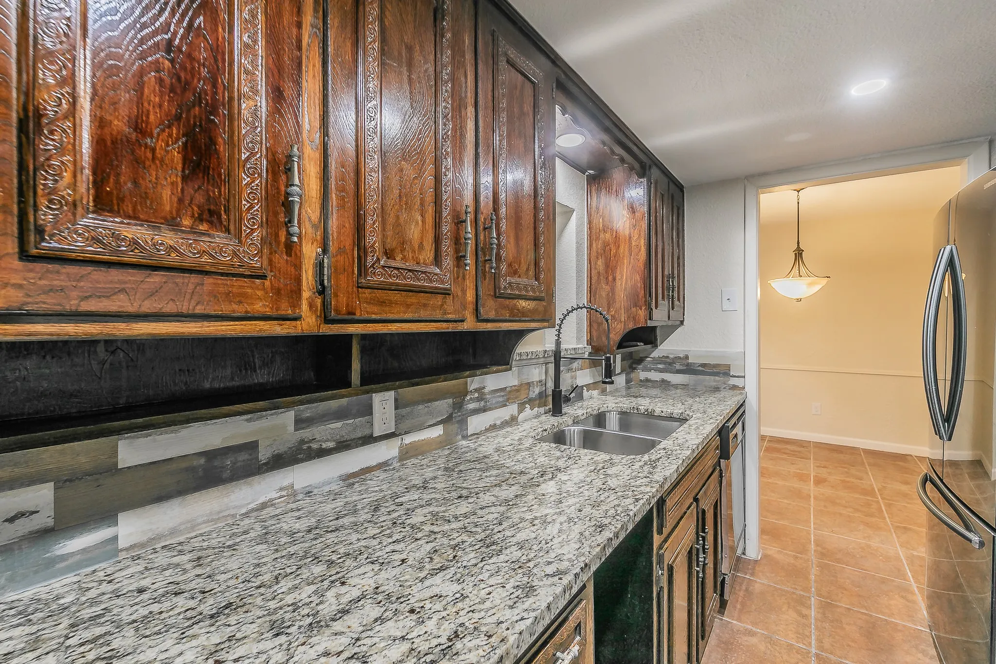 Townhouse For Sale in Tarrant County , 2807 Summit View Drive, Bedford, Texas 76021, 3 Bedroom, 2 Bathroom, 2 Garage spaces, 1,608 Sqft, built in 1972, mls#21360953, Real Estate Agent in Bedford, Homes For Sale in Tarrant county, Homes For Sale in Bedford, Realtor in Bedford Texas, Real Estate Brokerage Independent Realty Texas, Luminita Cordes Realtor