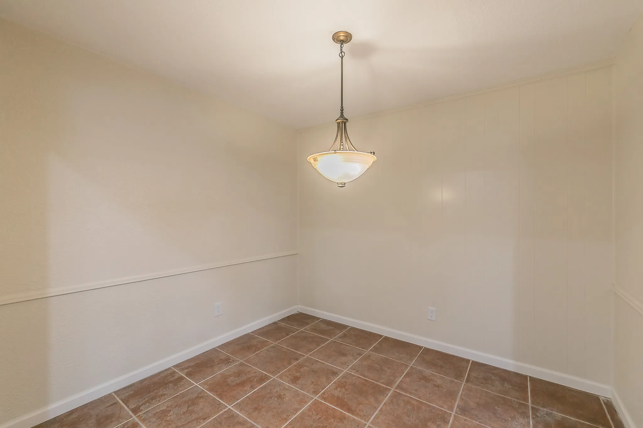Townhouse For Sale in Tarrant County , 2807 Summit View Drive, Bedford, Texas 76021, 3 Bedroom, 2 Bathroom, 2 Garage spaces, 1,608 Sqft, built in 1972, mls#21360953, Real Estate Agent in Bedford, Homes For Sale in Tarrant county, Homes For Sale in Bedford, Realtor in Bedford Texas, Real Estate Brokerage Independent Realty Texas, Luminita Cordes Realtor