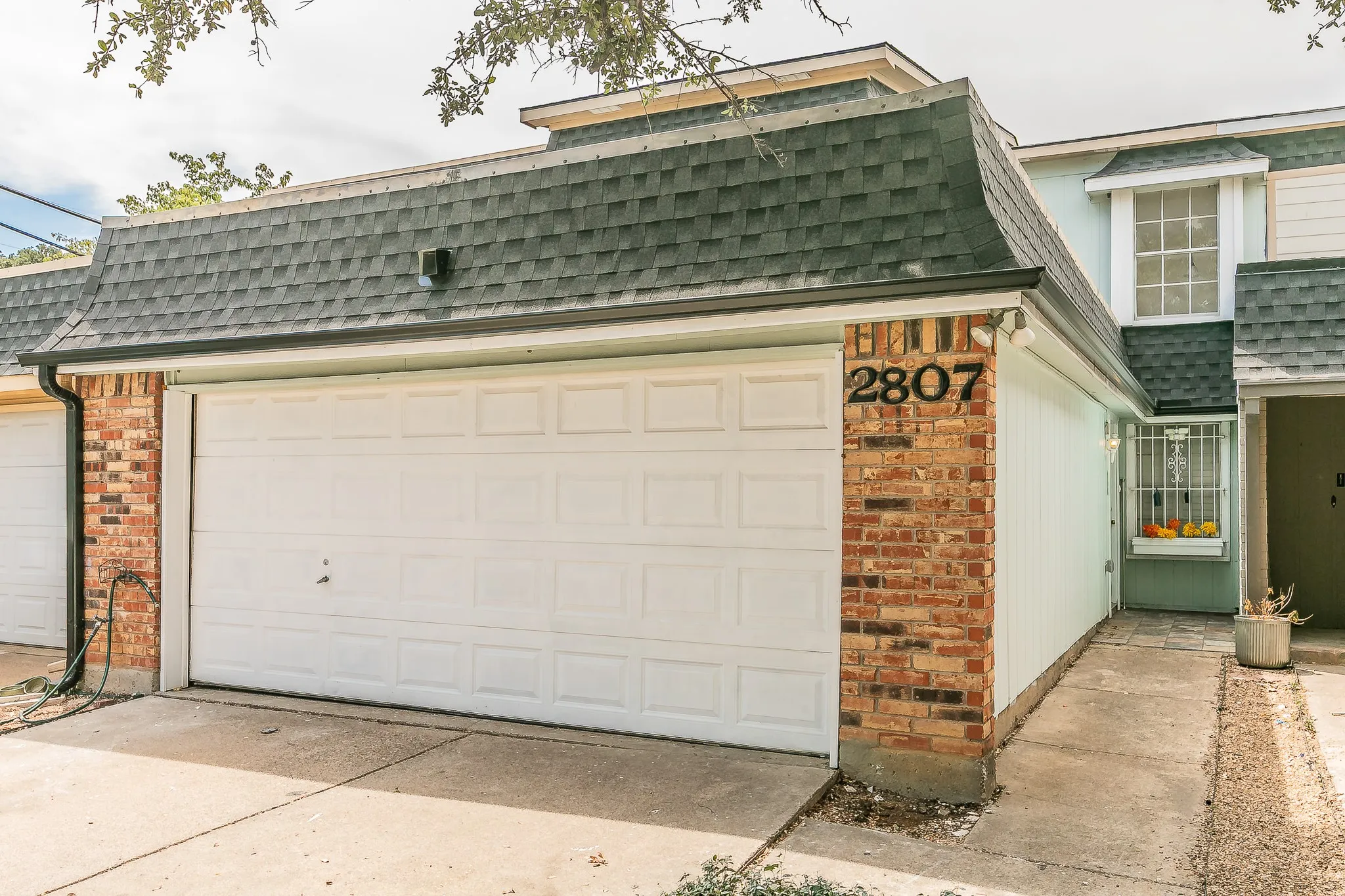 Townhouse For Sale in Tarrant County , 2807 Summit View Drive, Bedford, Texas 76021, 3 Bedroom, 2 Bathroom, 2 Garage spaces, 1,608 Sqft, built in 1972, mls#21360953, Real Estate Agent in Bedford, Homes For Sale in Tarrant county, Homes For Sale in Bedford, Realtor in Bedford Texas, Real Estate Brokerage Independent Realty Texas, Luminita Cordes Realtor