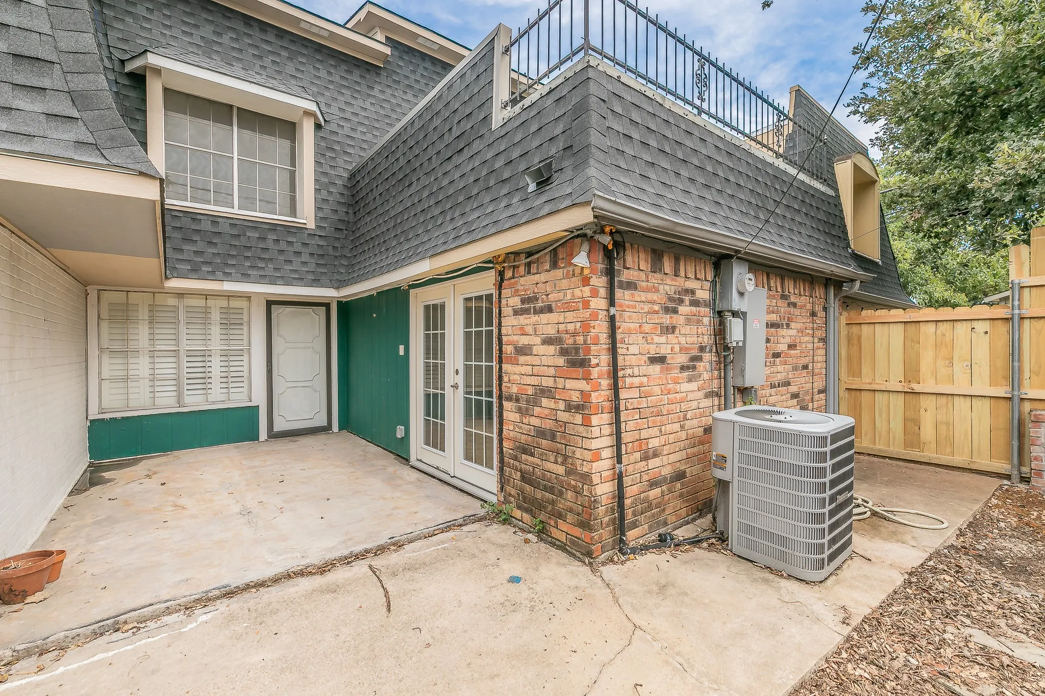 Townhouse For Sale in Tarrant County , 2807 Summit View Drive, Bedford, Texas 76021, 3 Bedroom, 2 Bathroom, 2 Garage spaces, 1,608 Sqft, built in 1972, mls#21360953, Real Estate Agent in Bedford, Homes For Sale in Tarrant county, Homes For Sale in Bedford, Realtor in Bedford Texas, Real Estate Brokerage Independent Realty Texas, Luminita Cordes Realtor