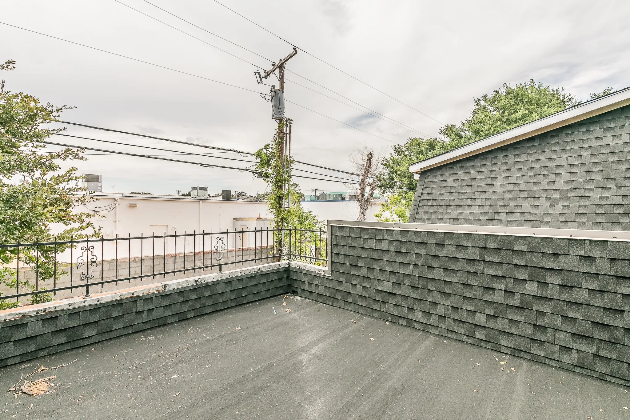 Townhouse For Sale in Tarrant County , 2807 Summit View Drive, Bedford, Texas 76021, 3 Bedroom, 2 Bathroom, 2 Garage spaces, 1,608 Sqft, built in 1972, mls#21360953, Real Estate Agent in Bedford, Homes For Sale in Tarrant county, Homes For Sale in Bedford, Realtor in Bedford Texas, Real Estate Brokerage Independent Realty Texas, Luminita Cordes Realtor